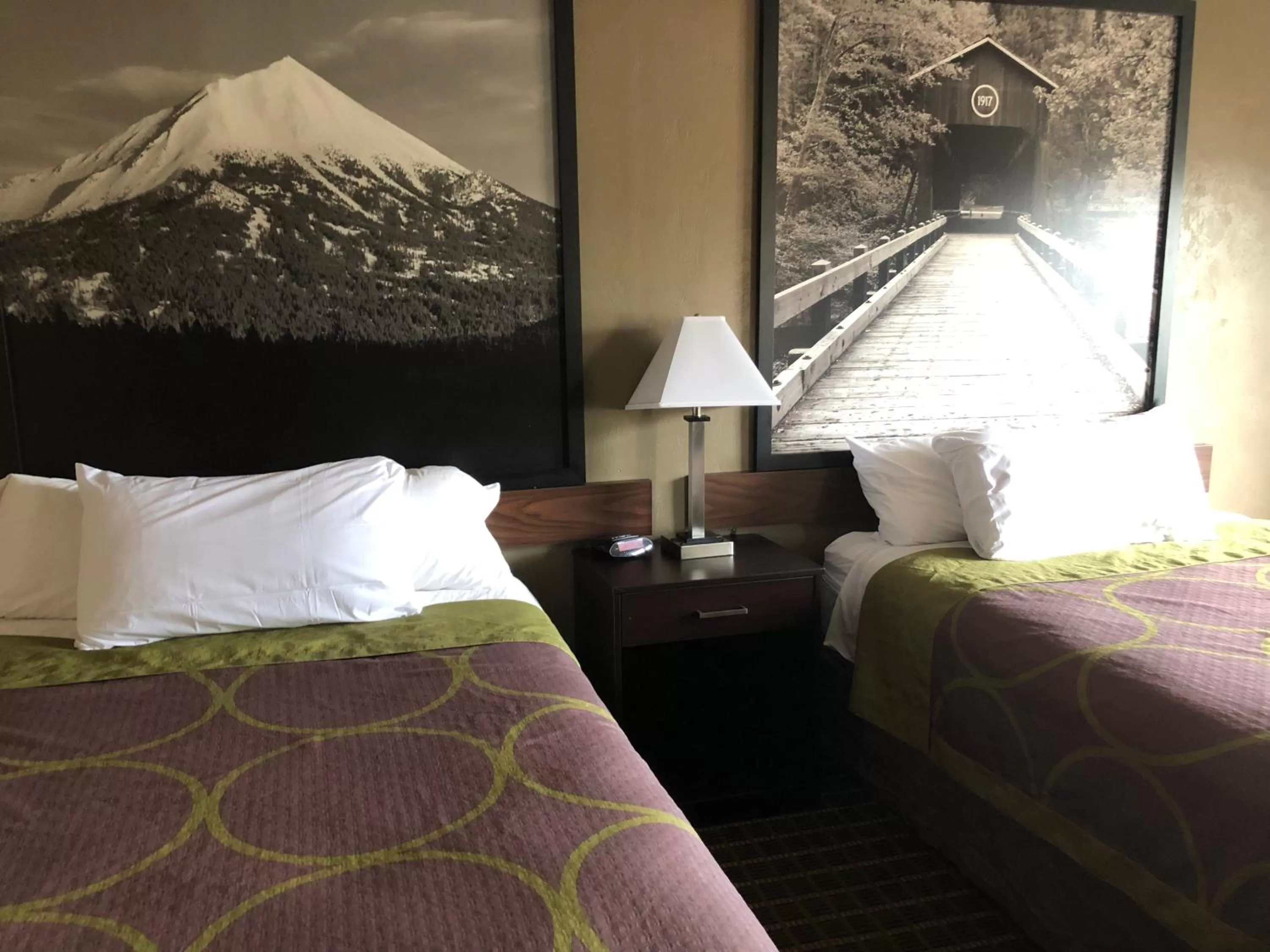 River view, Bed in Super 8 by Wyndham Corvallis