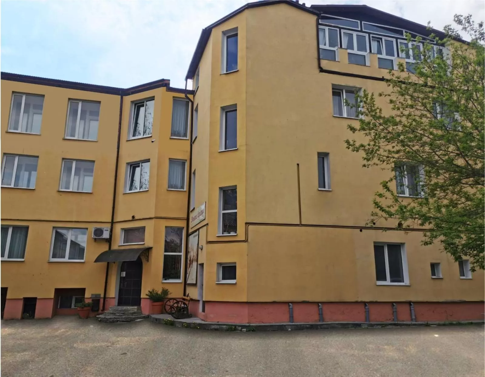 Property Building in Monte-Kristo Hotel