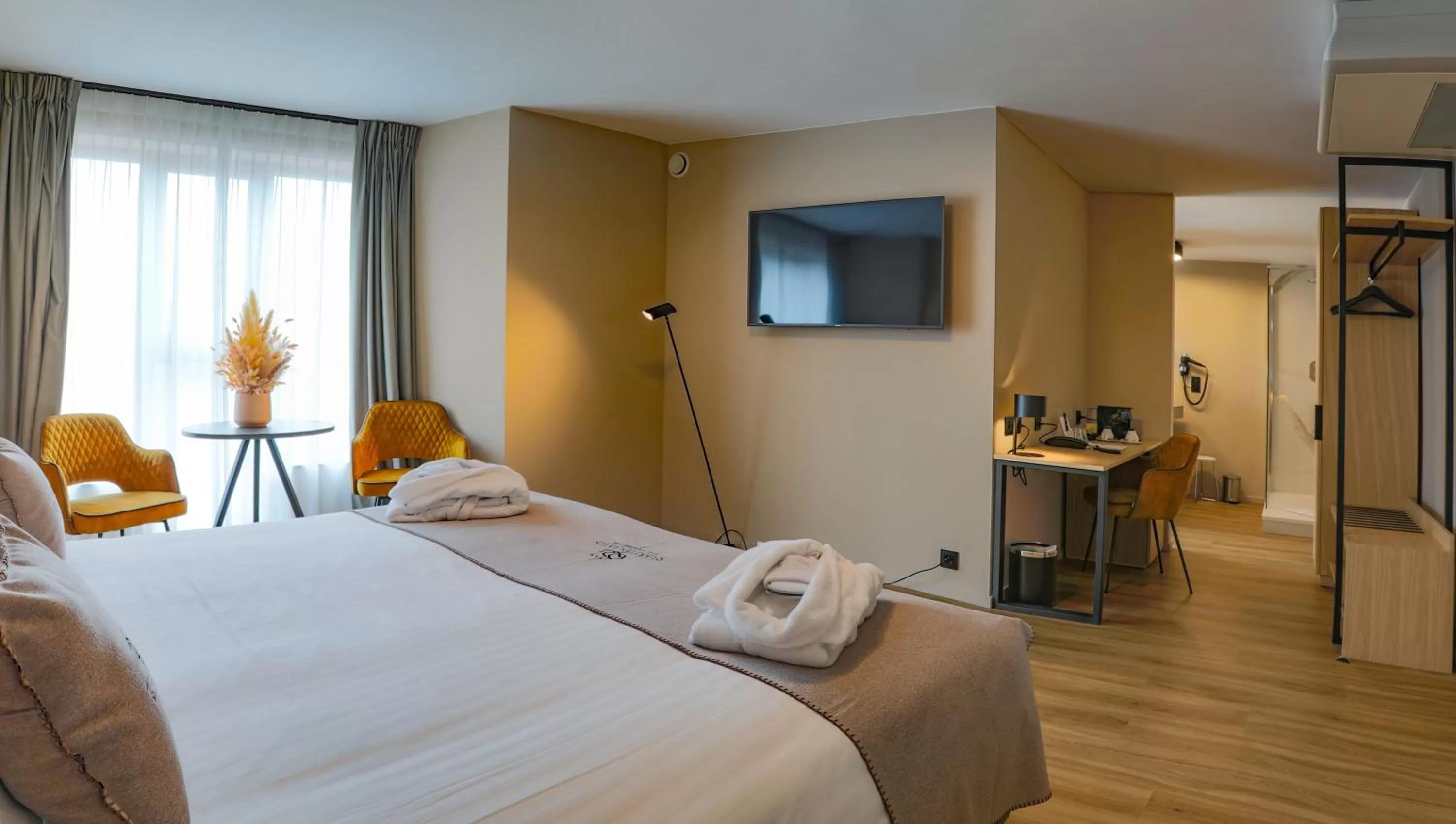 Property building, Bed in Hotel Quartier Latin