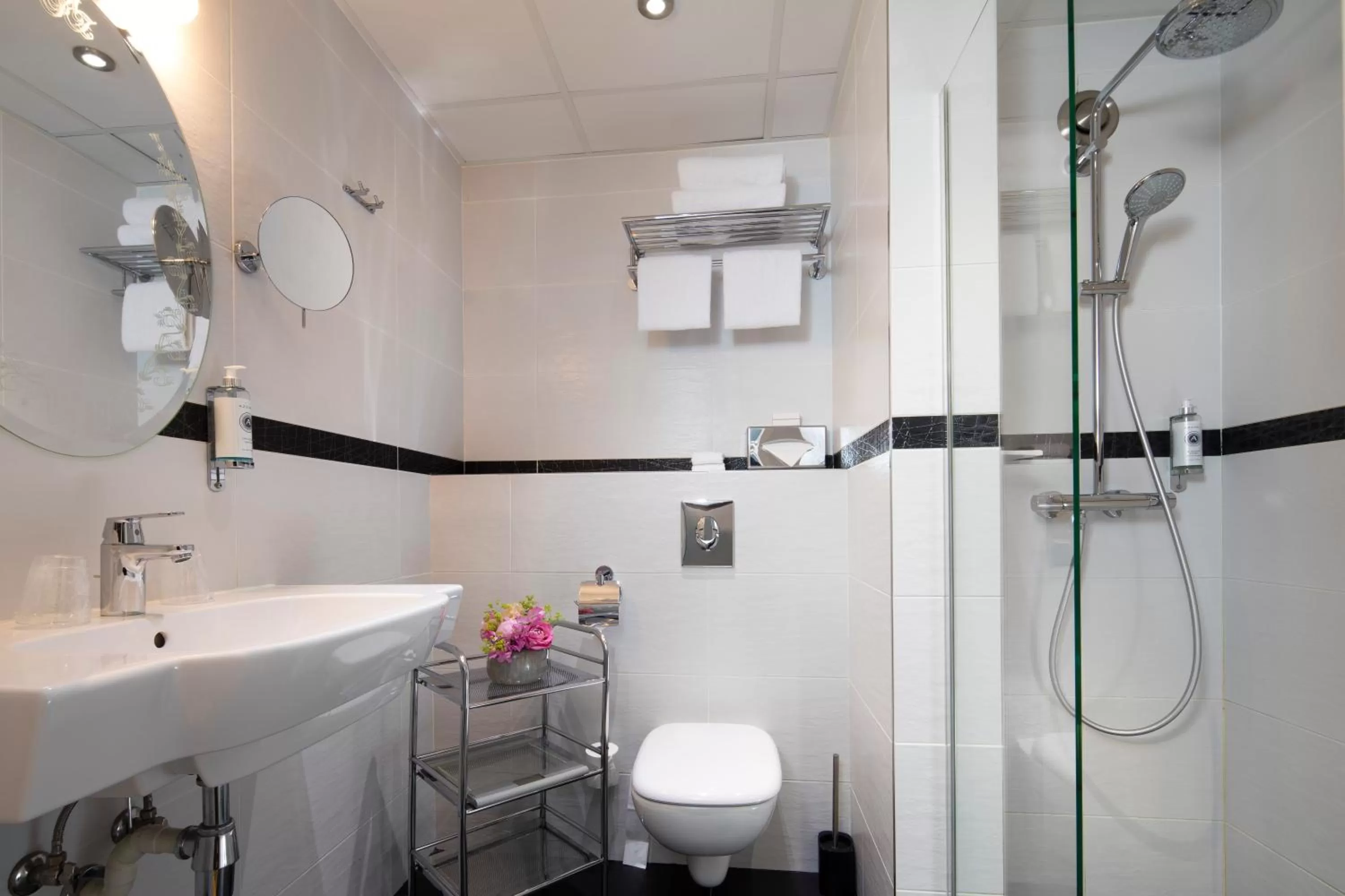 Bathroom in Hotel Plaza Elysées