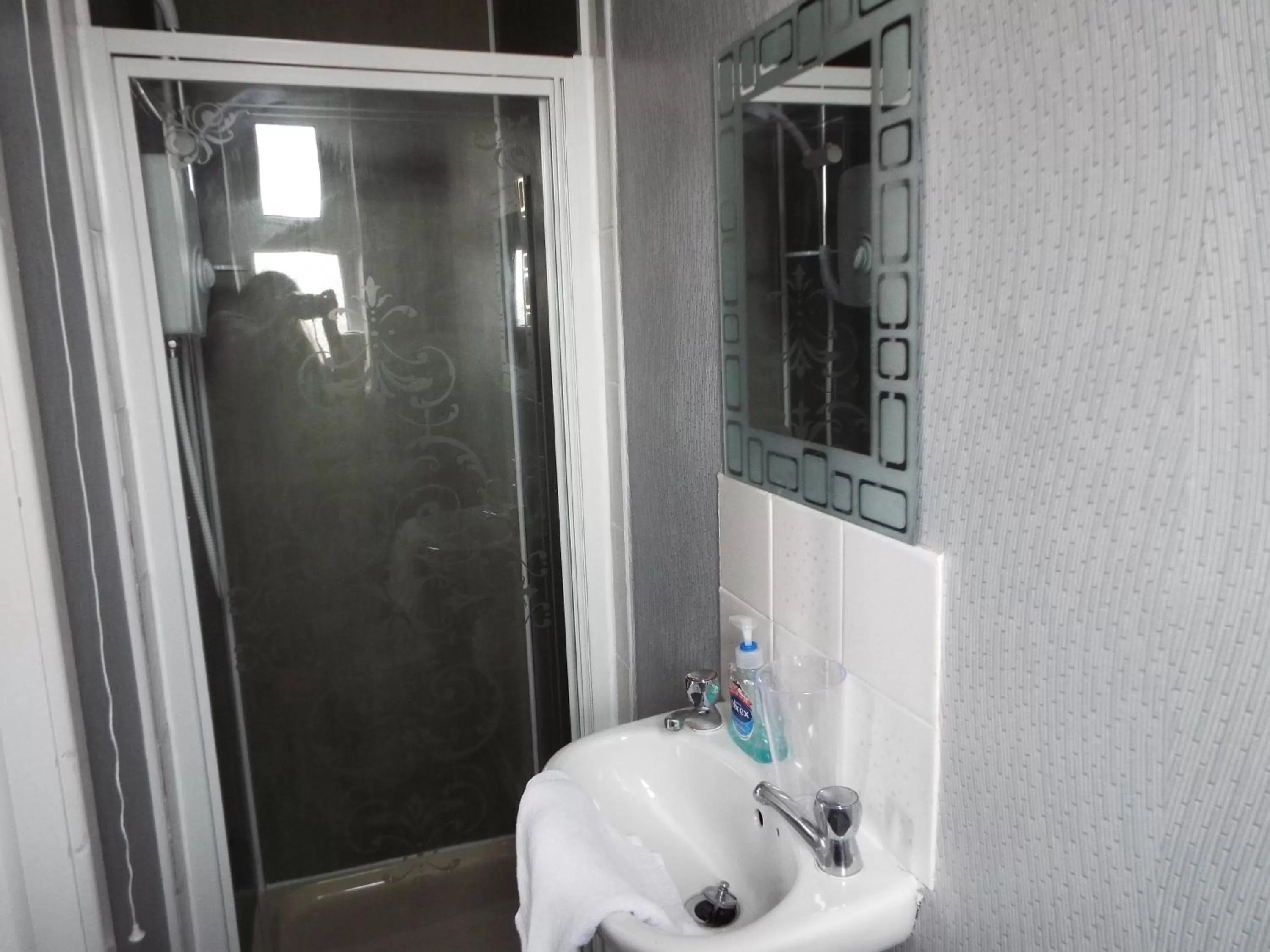 Bathroom in Alfies Hotel