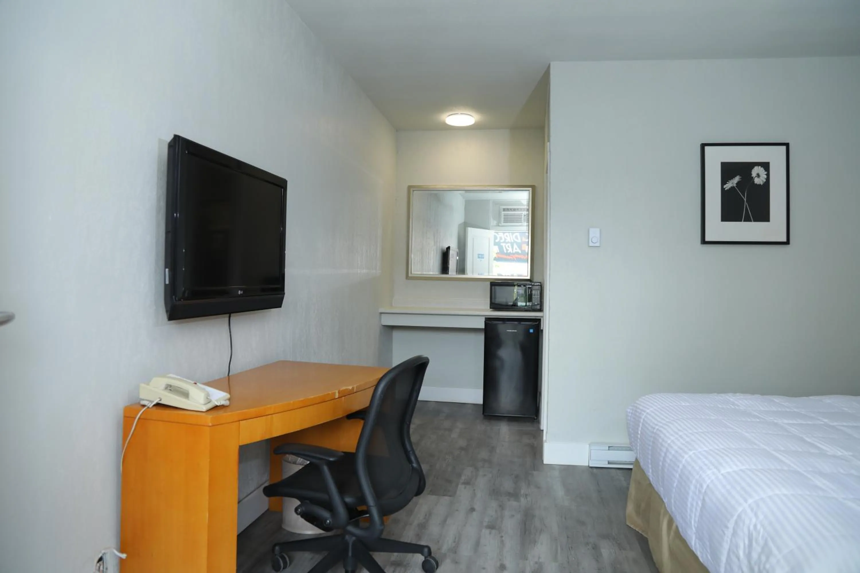 TV and multimedia, TV/Entertainment Center in Fraser Inn