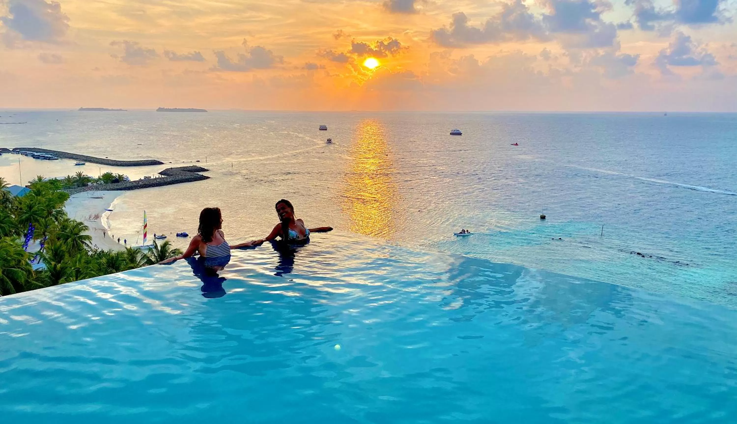 Swimming pool in Kaani Palm Beach