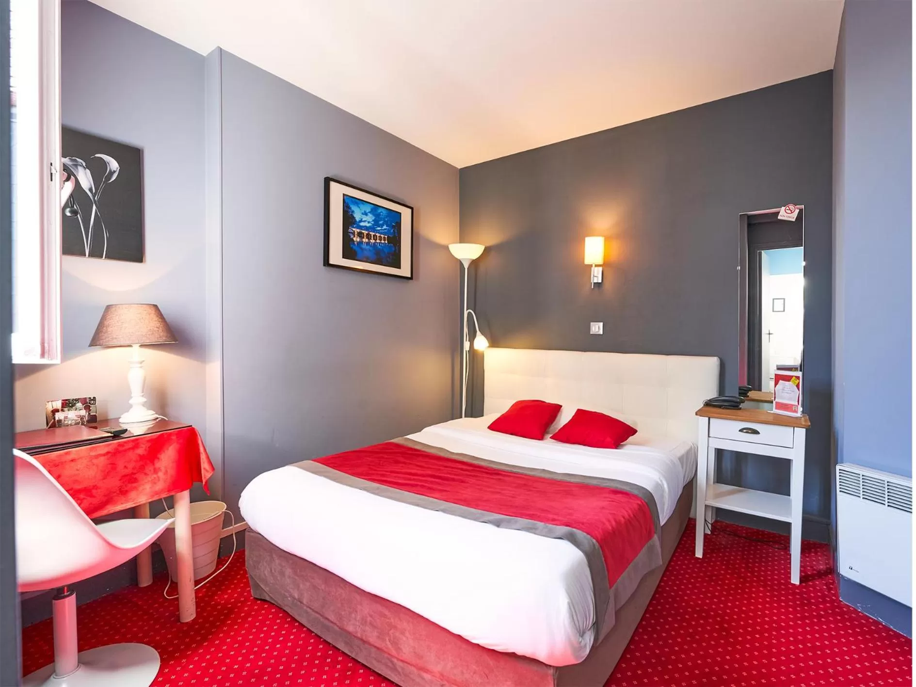 Bed in LOGIS Hôtel Du Théâtre