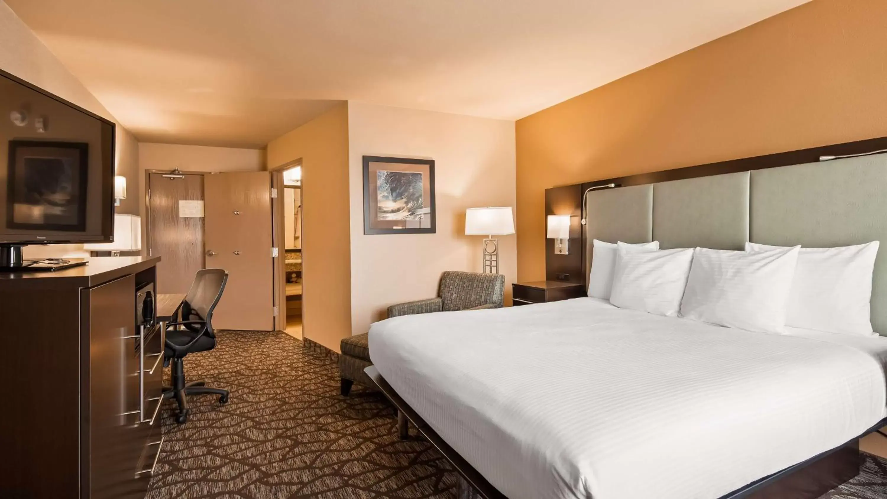 King Room with Roll-In Shower - Mobility Accessible/Communication Assistance/Non-Smoking in Best Western Plus Oceanside Palms King Room with Roll-In Shower - Mobility Accessible/Communication Assistance/Non-Smoking in Best Western Plus Oceanside Palms