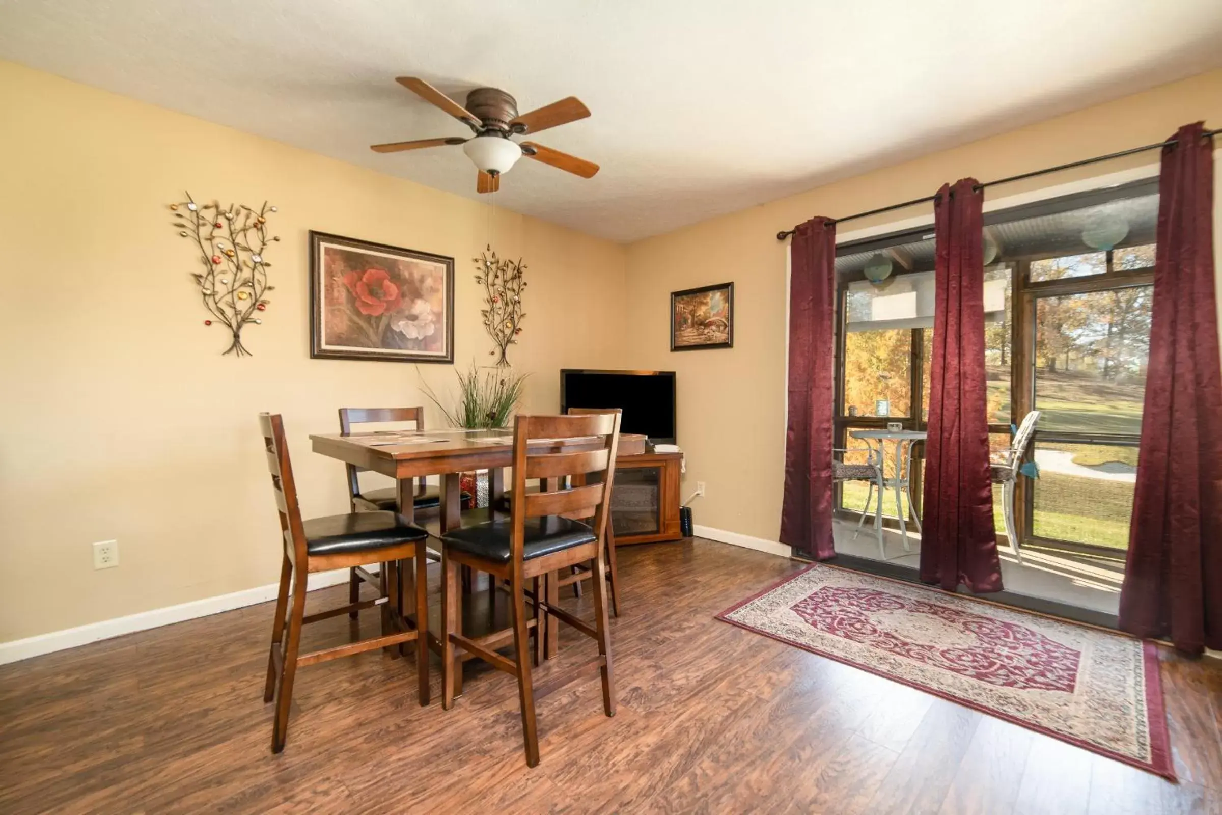 One-Bedroom Apartment with Golf Course View in Pointe Royale Golf Resort One-Bedroom Apartment with Golf Course View in Pointe Royale Golf Resort