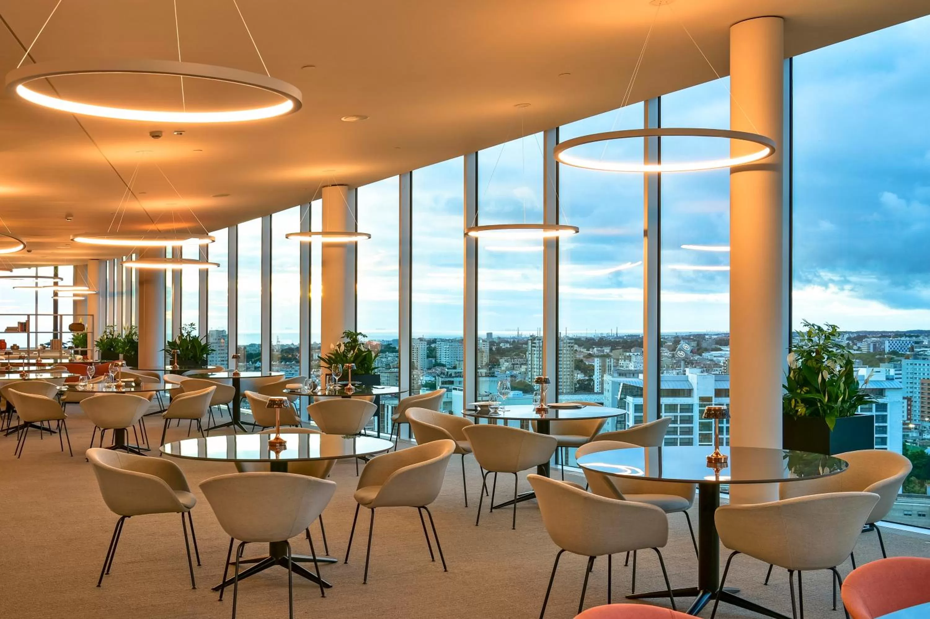 Restaurant/places to eat in Porto Palácio Hotel by The Editory