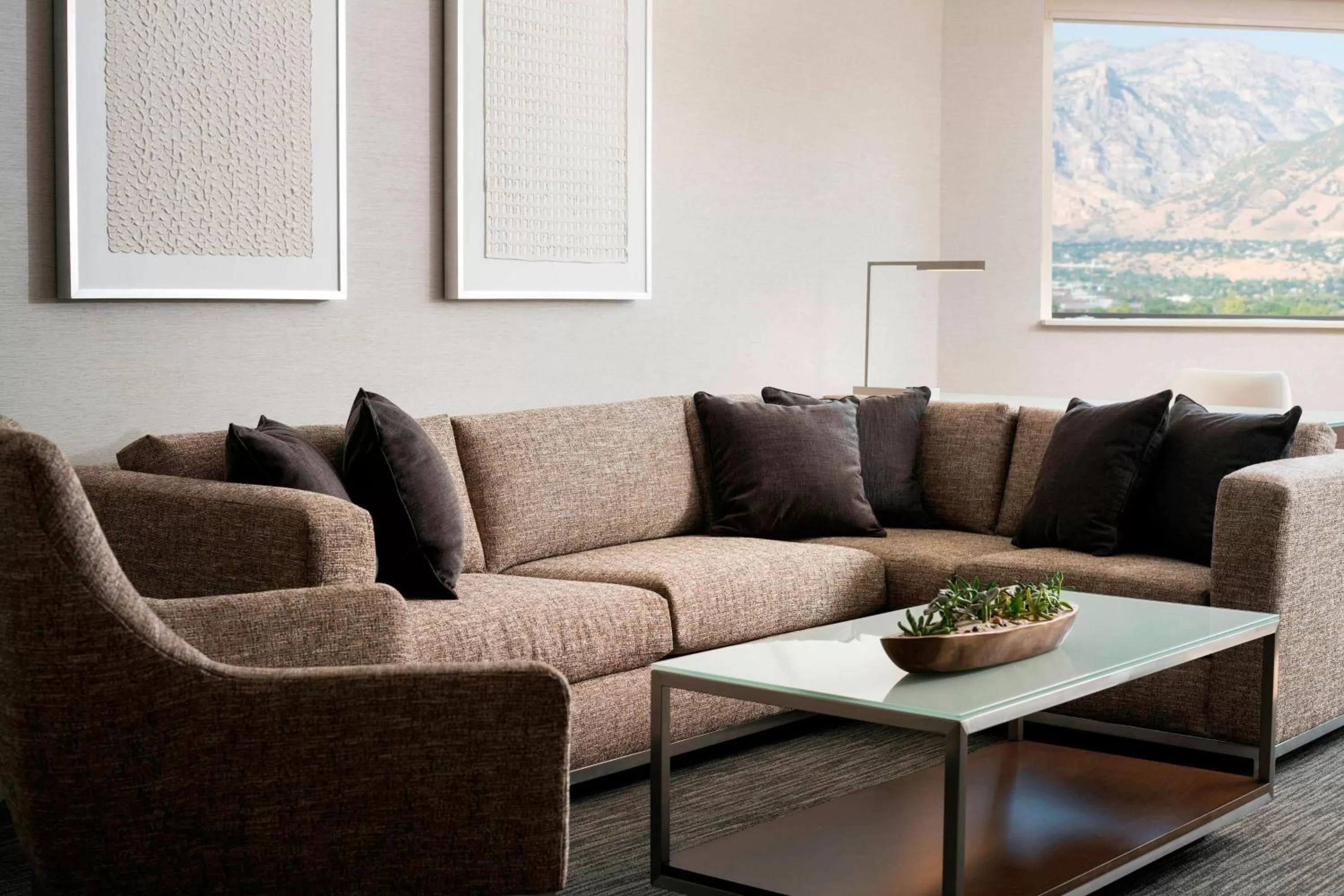 Living room in Provo Marriott Hotel & Conference Center