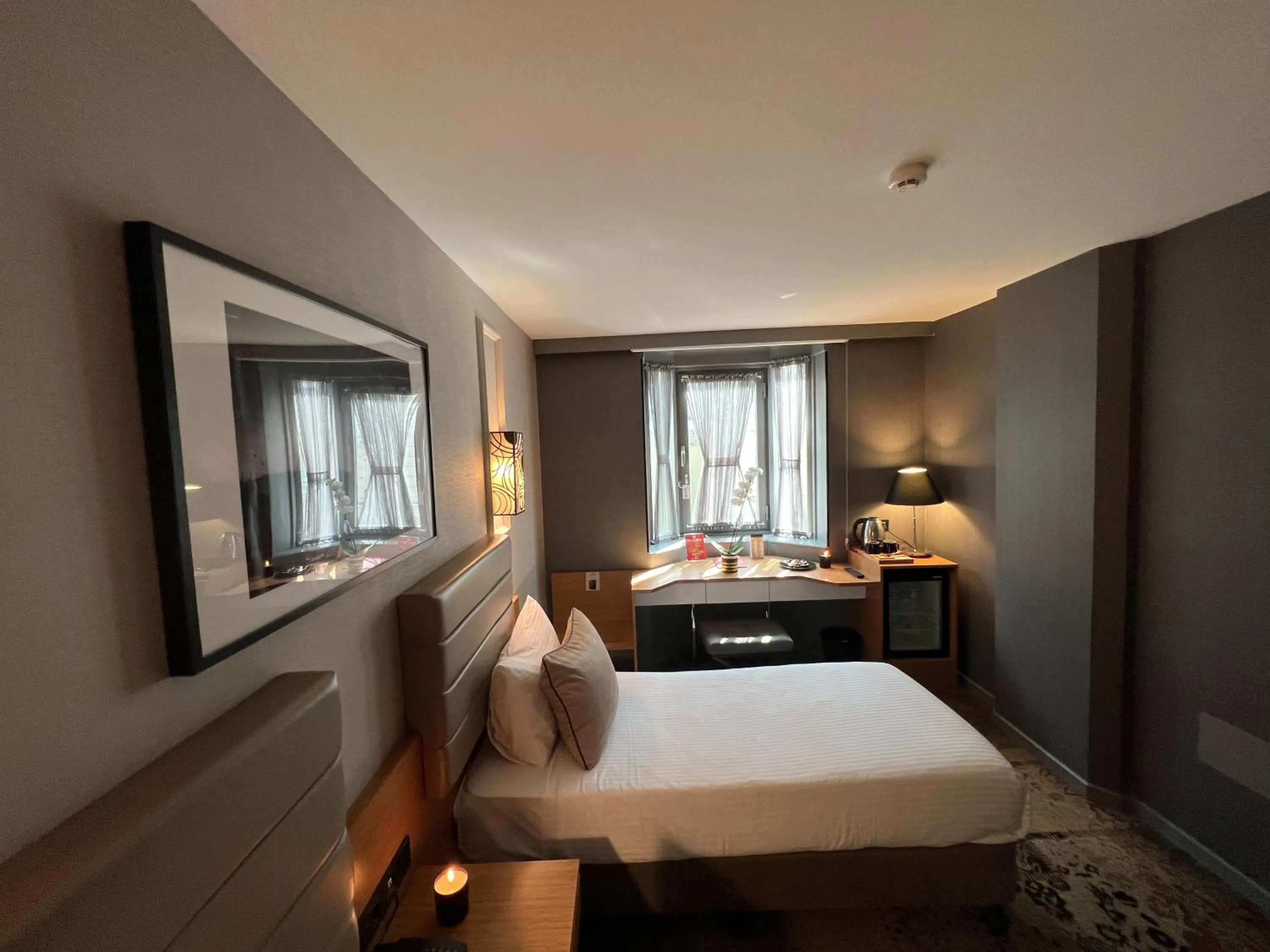 Bedroom, Bed in All Seasons Hotel