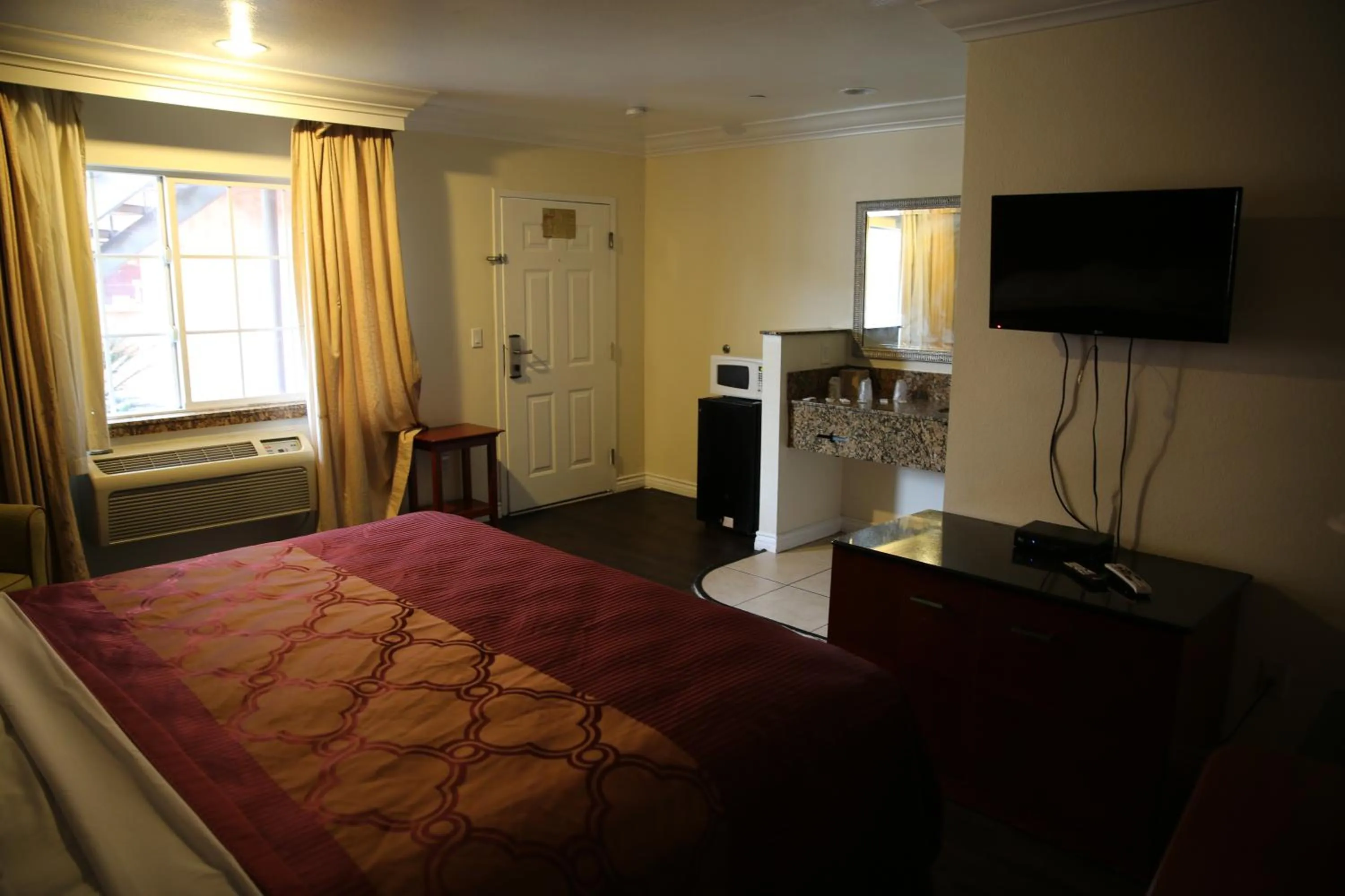 Bed in Chateau Inn & Suites