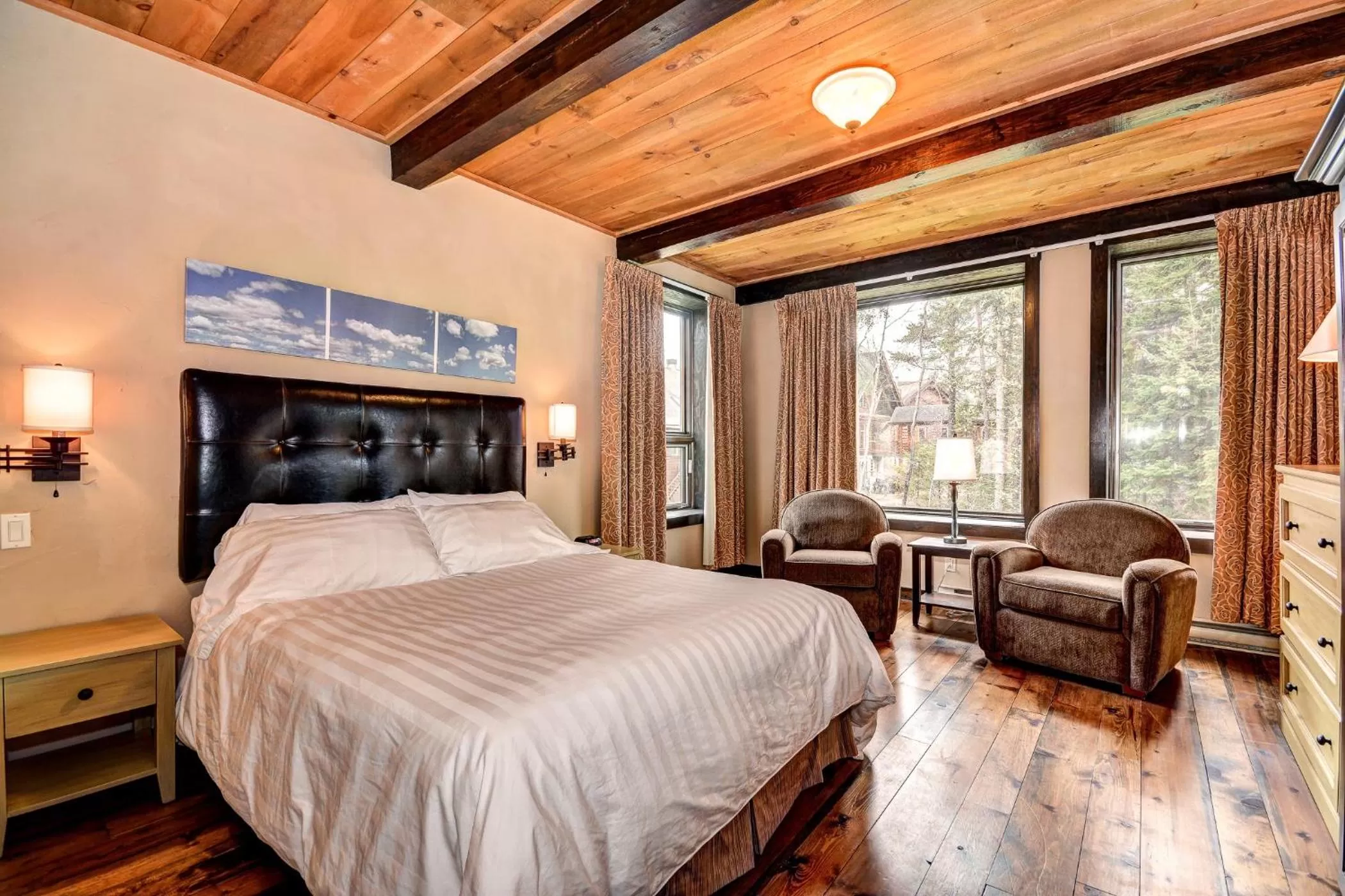 Bed in Les Condos Du Lac Taureau- Rooms & Condos