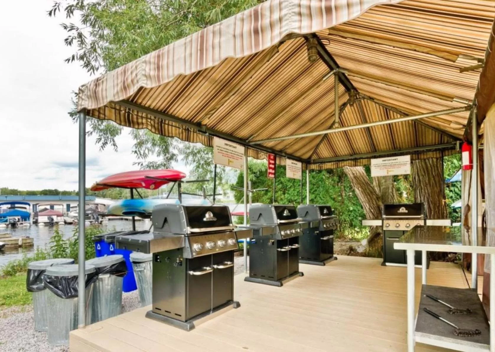 BBQ facilities in Magog Waterfront Condo