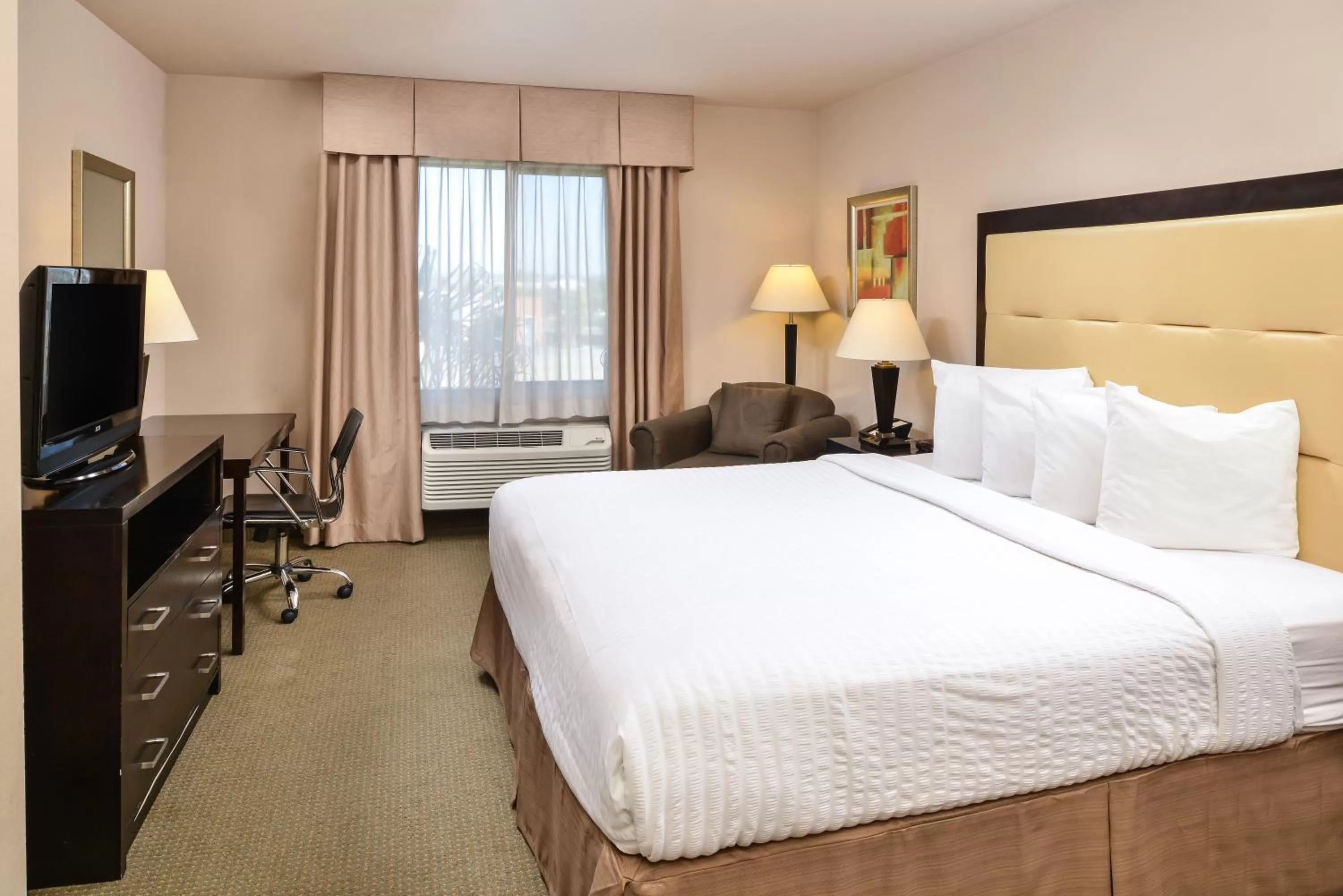 Photo of the whole room, Bed in Hotel Chino Hills