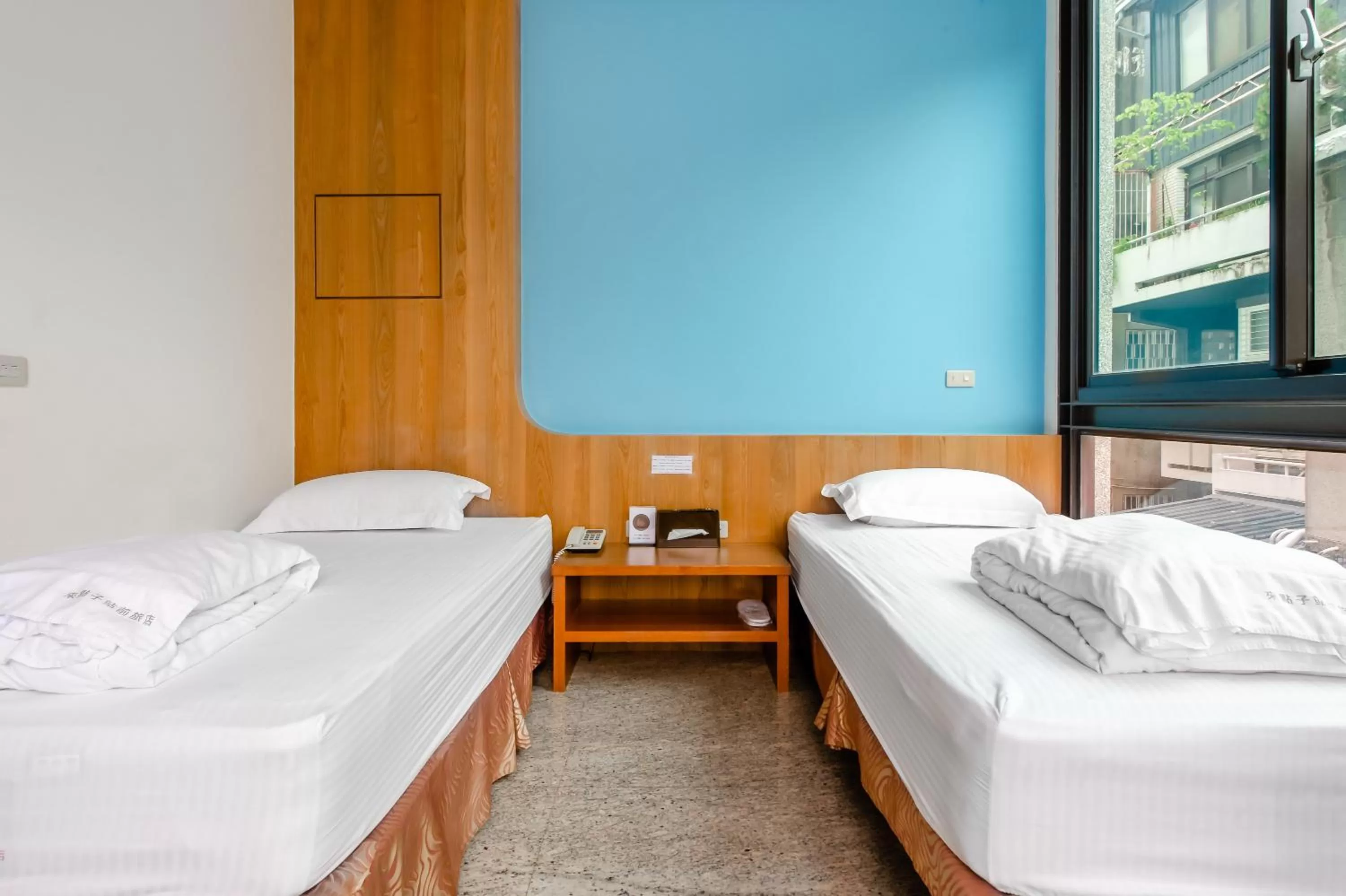 Photo of the whole room, Bed in lightness Station Inn