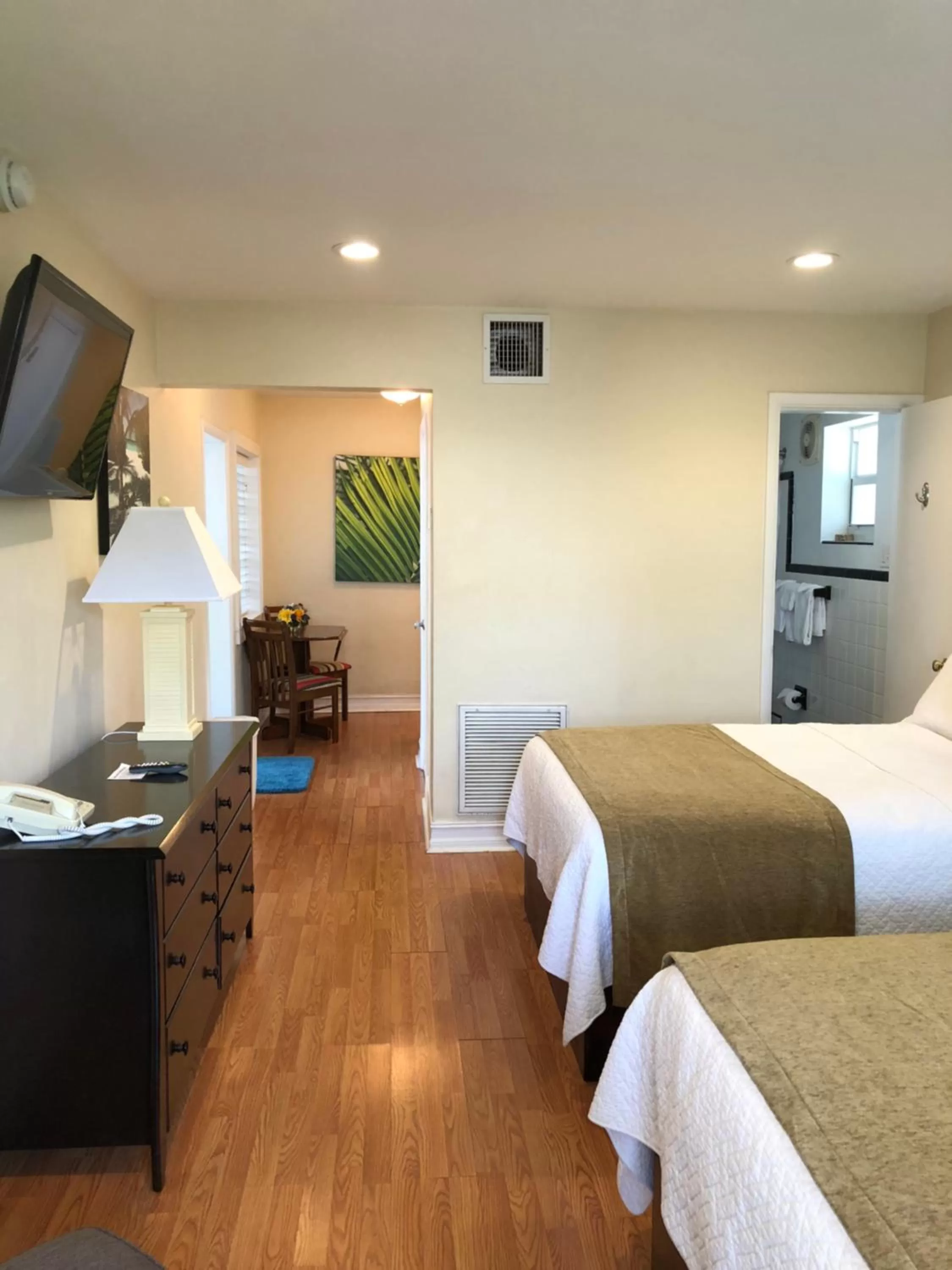 Photo of the whole room, Bed in Harborside Motel & Marina