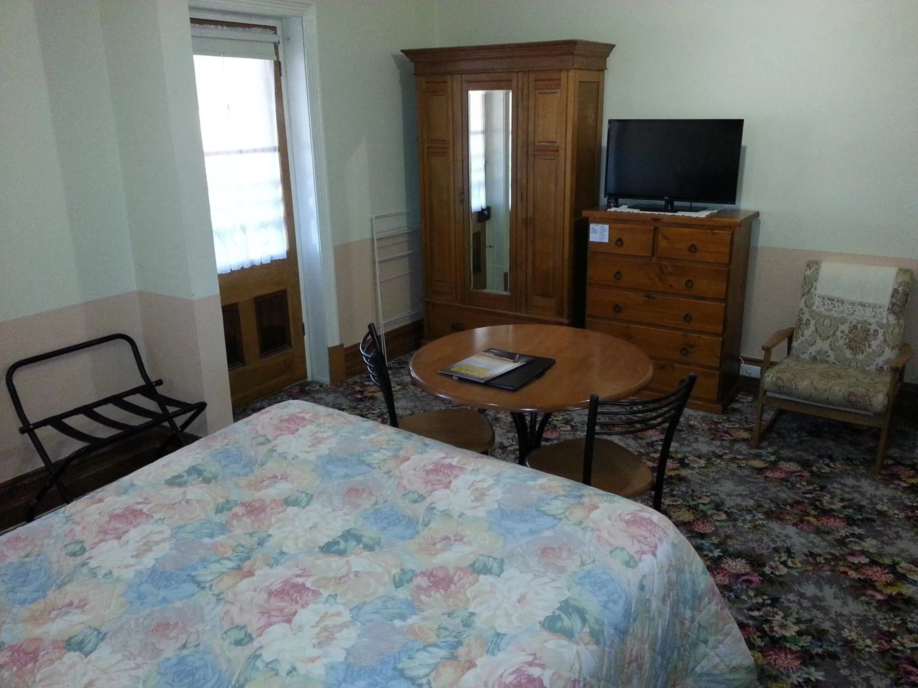 TV and multimedia, Bed in Sonbern Lodge Motel