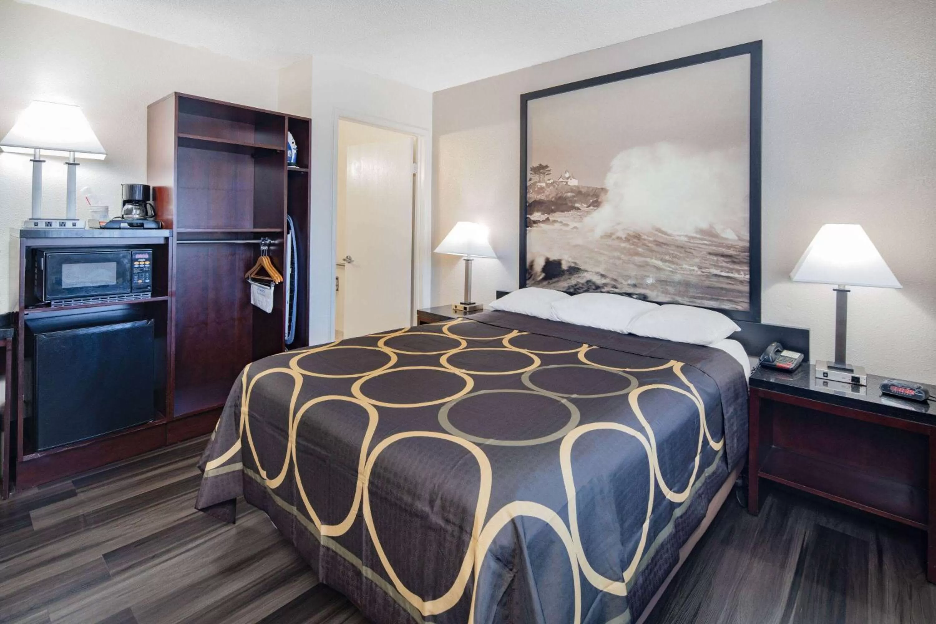 Photo of the whole room, Bed in Super 8 by Wyndham San Diego Hotel Circle