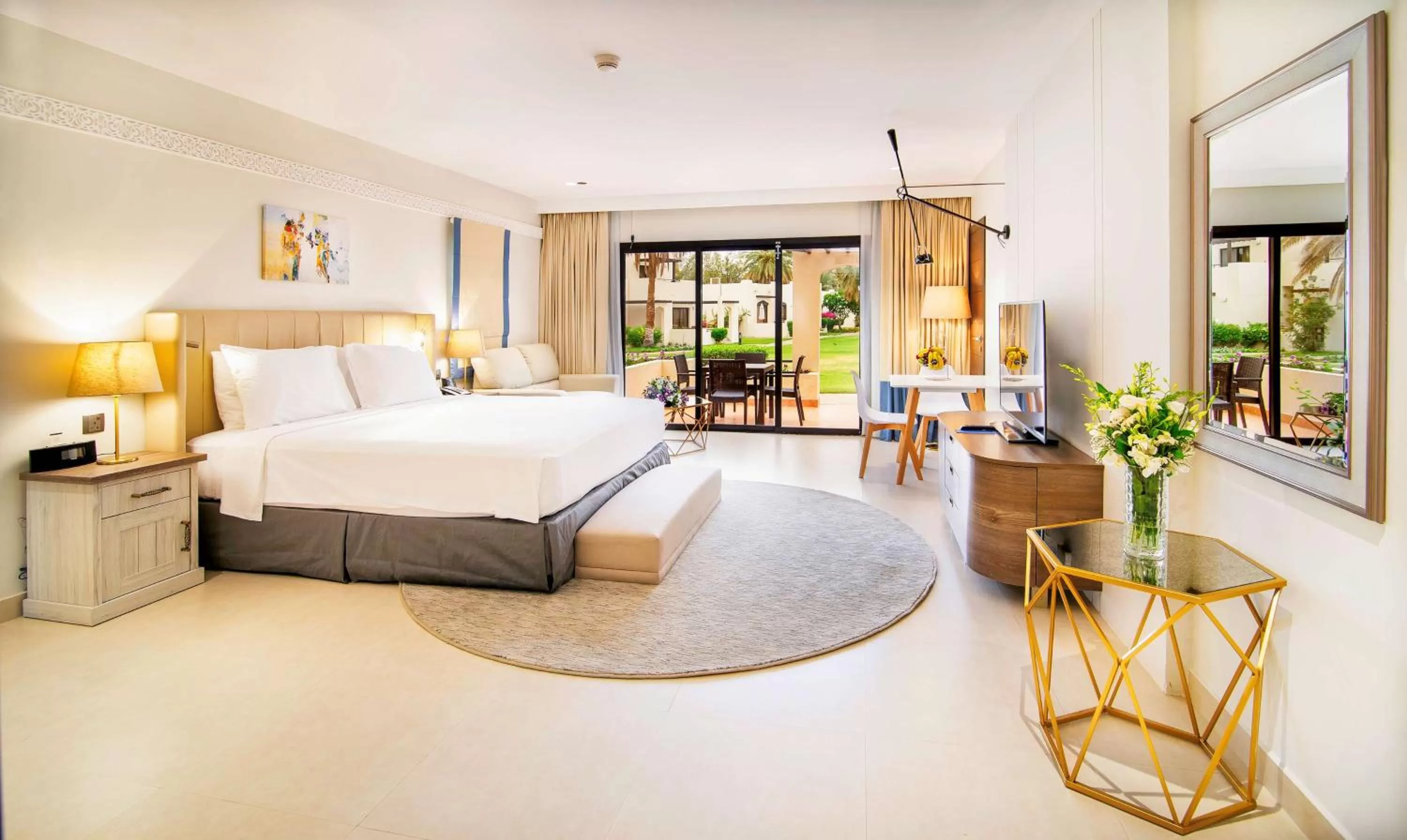 Balcony/Terrace, Bed in Radisson Blu Hotel & Resort, Al Ain