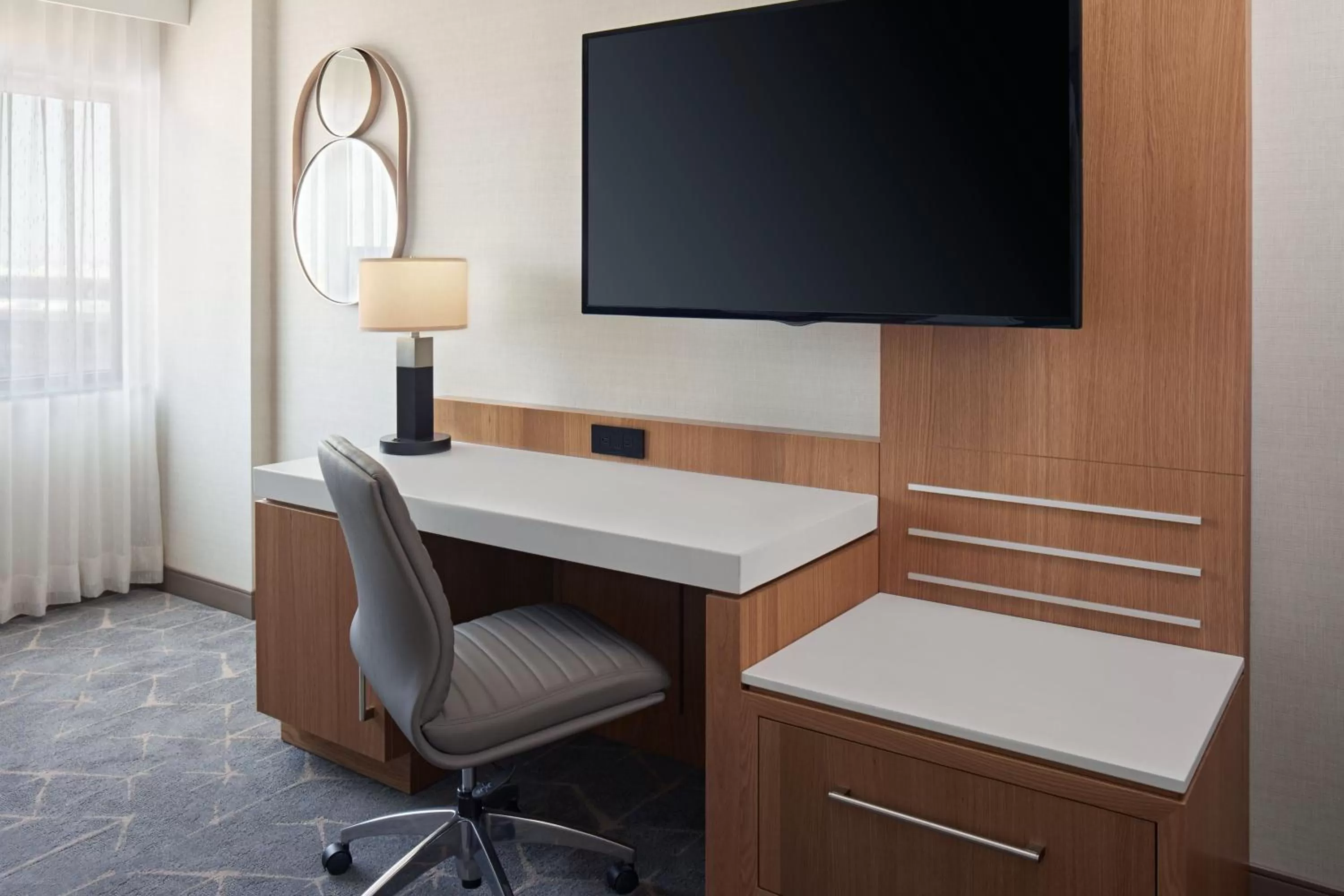 Photo of the whole room in Delta Hotels Calgary Airport In-Terminal