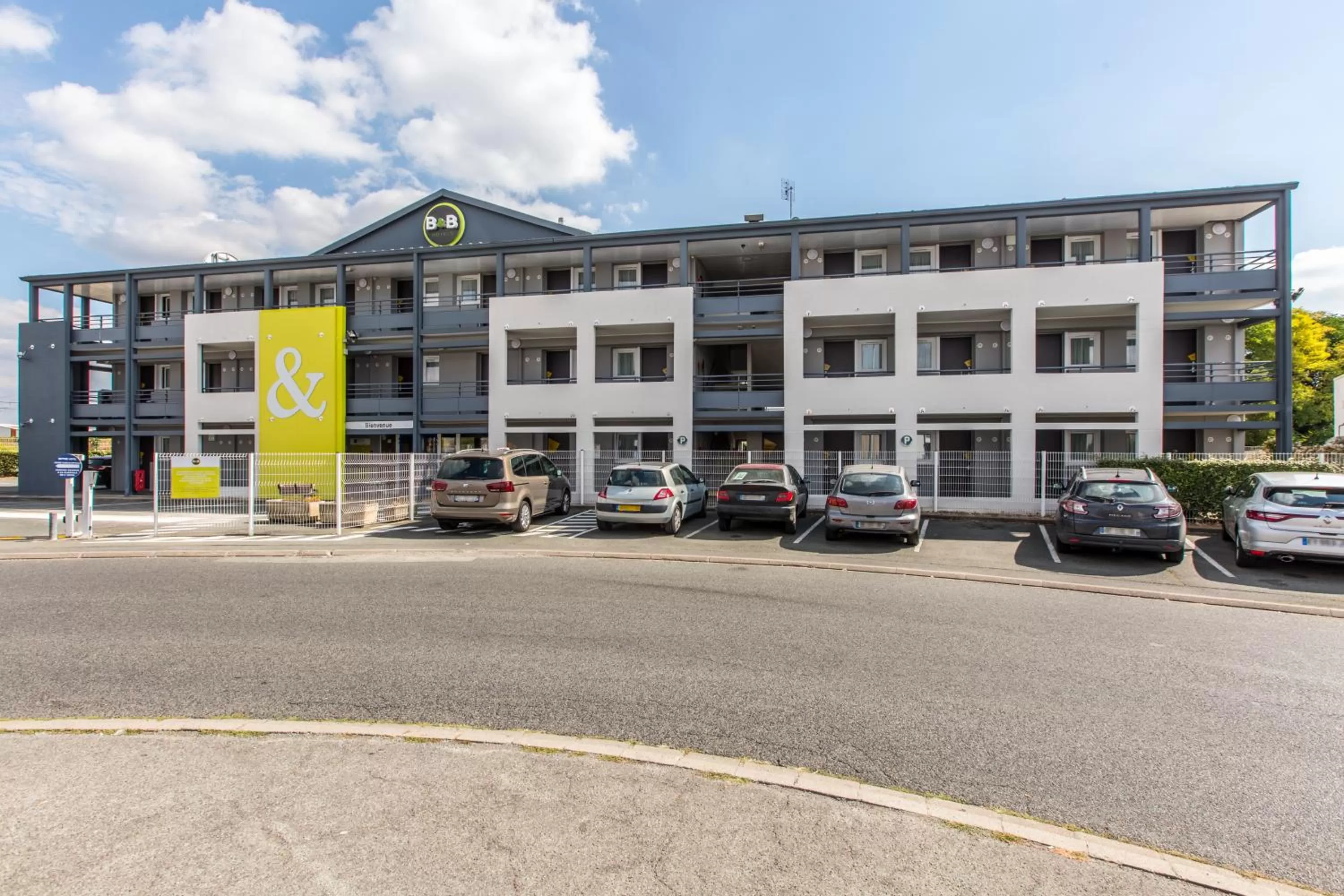 Facade/entrance in B&B HOTEL Orléans