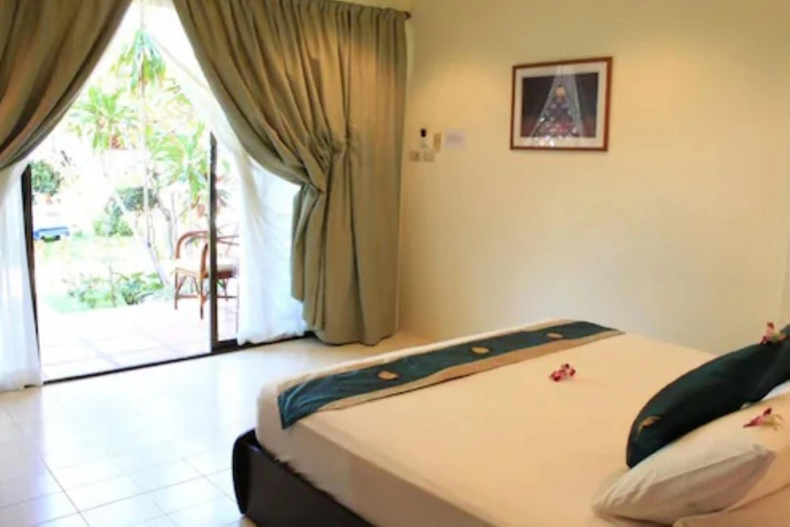 Bedroom, Bed in The Waterfront Hotel at Fisherman's Village