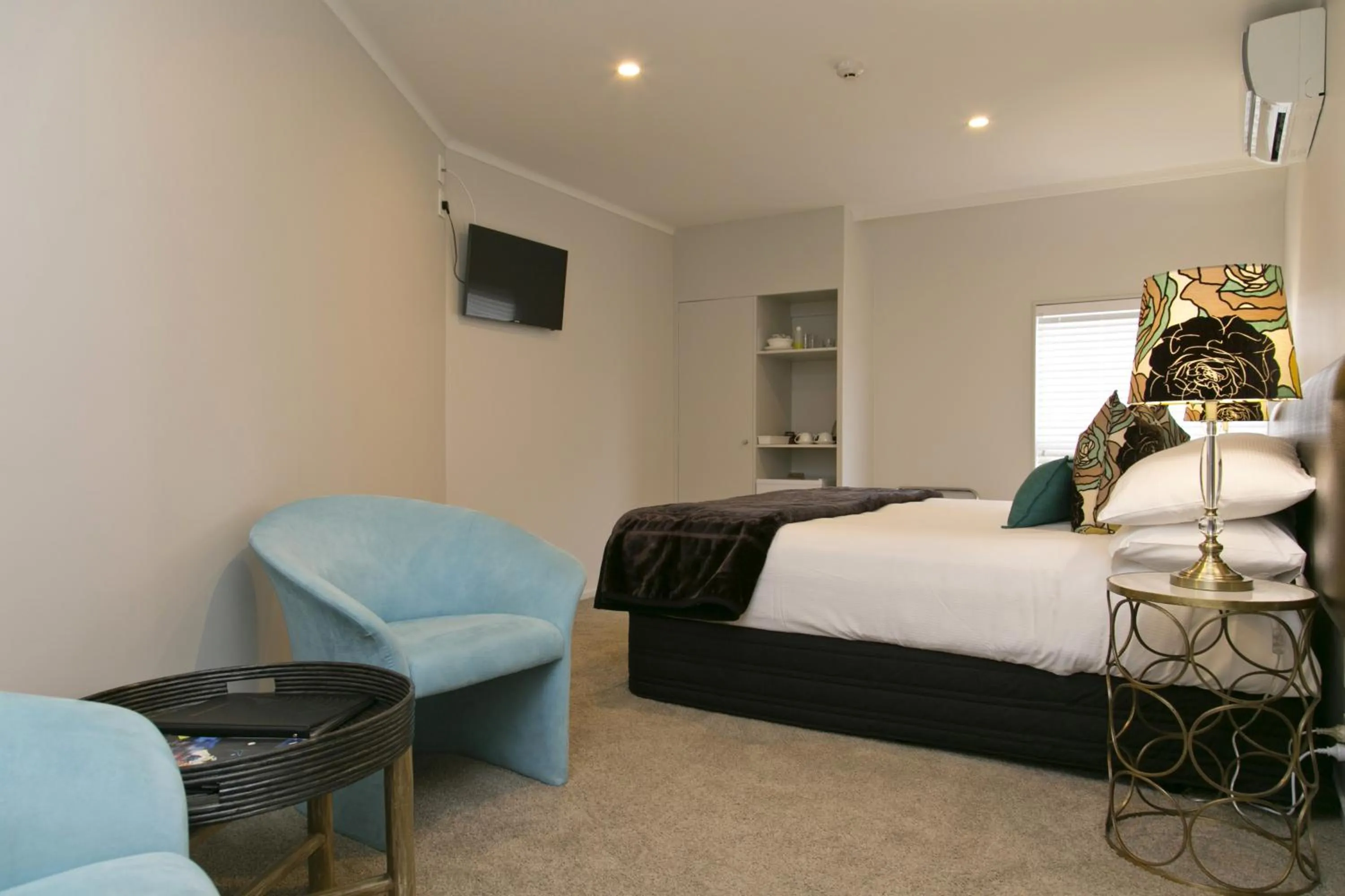 Photo of the whole room, Bed in The Cove- On The Lake