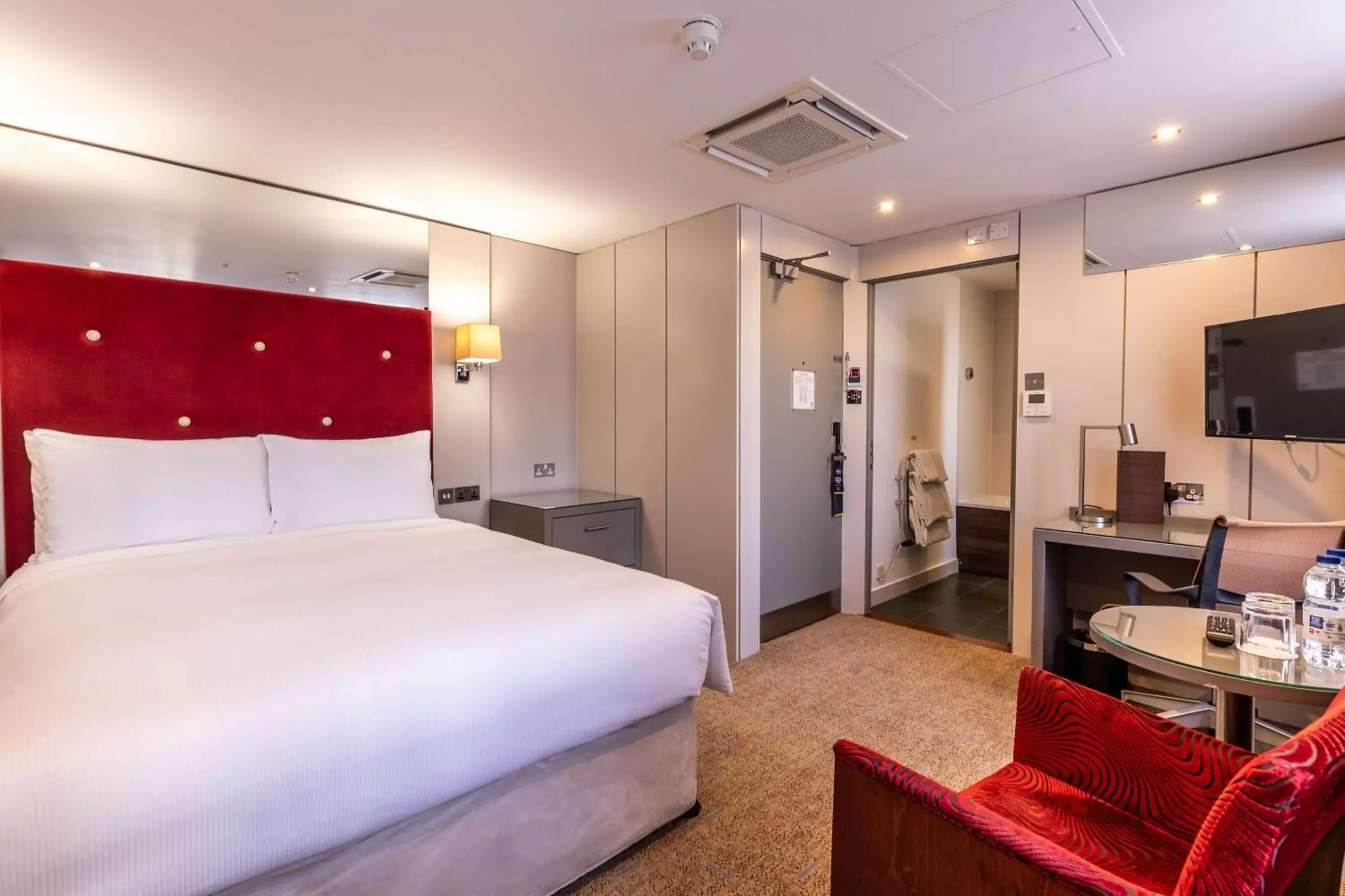 Standard Queen Room in DoubleTree by Hilton London – West End Standard Queen Room in DoubleTree by Hilton London – West End