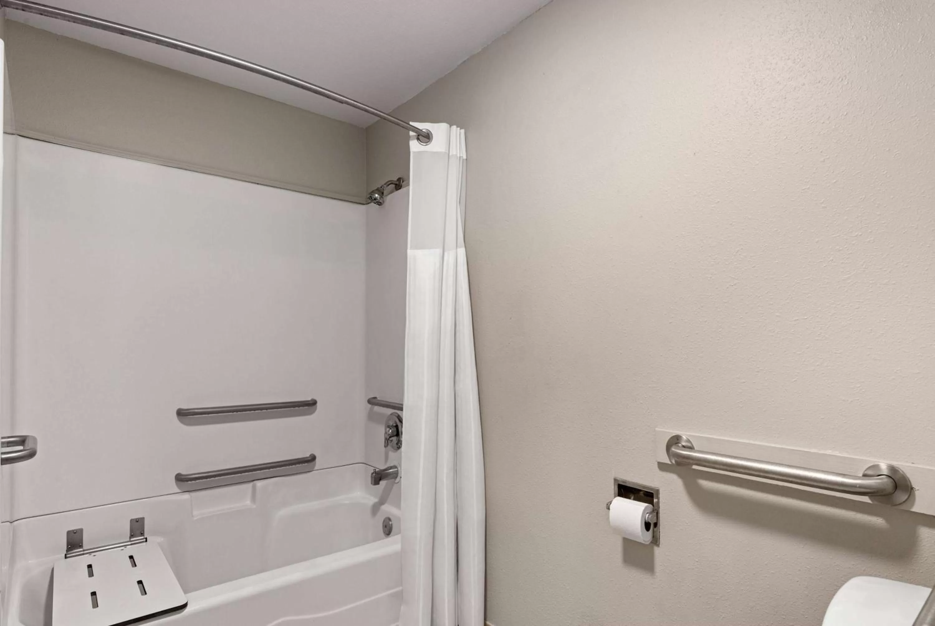 TV and multimedia in Days Inn by Wyndham Lakewood South Tacoma