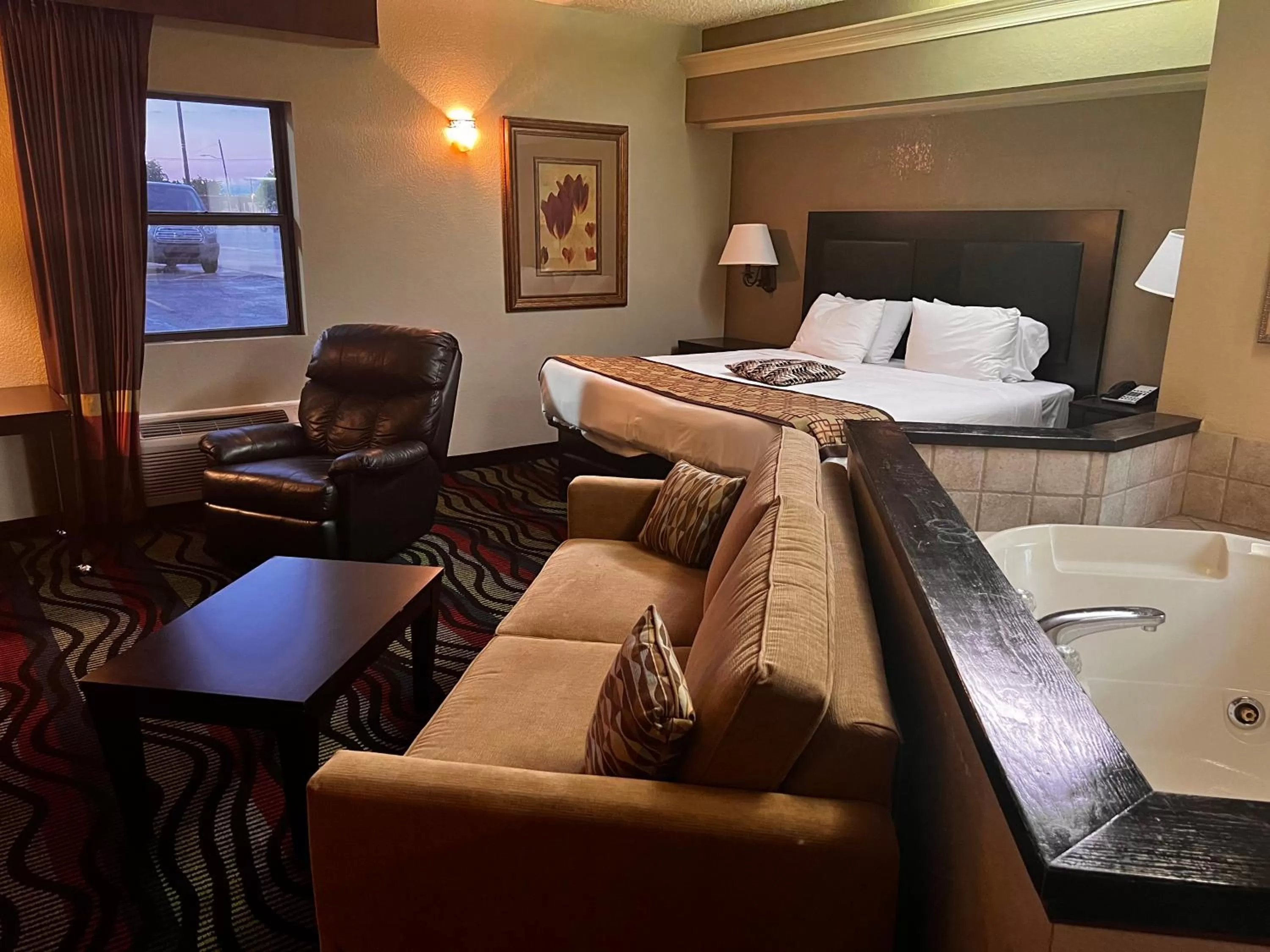 Seating area, Bed in Apple Tree Inn