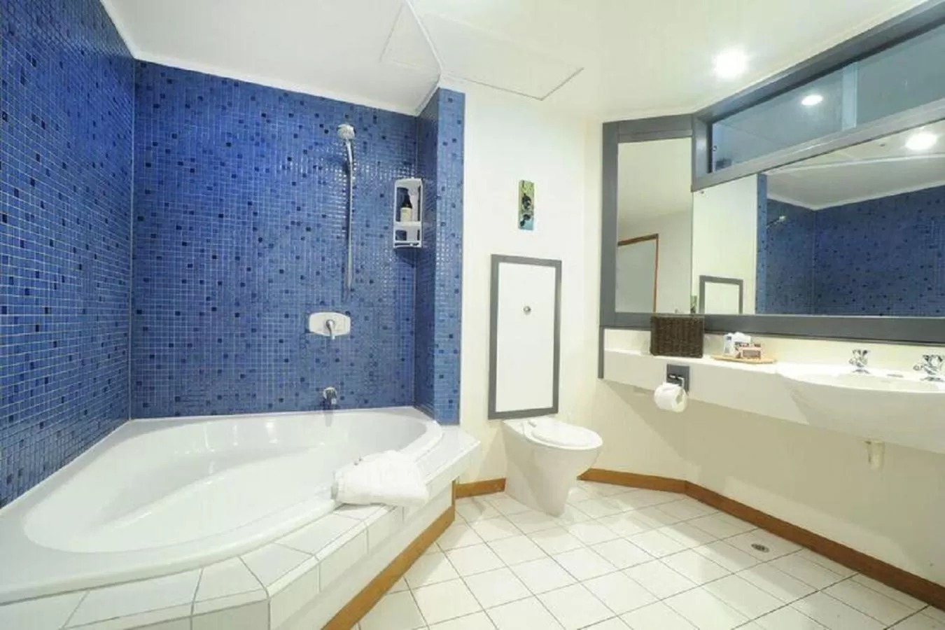 Bathroom in Quality Hotel Lincoln Green