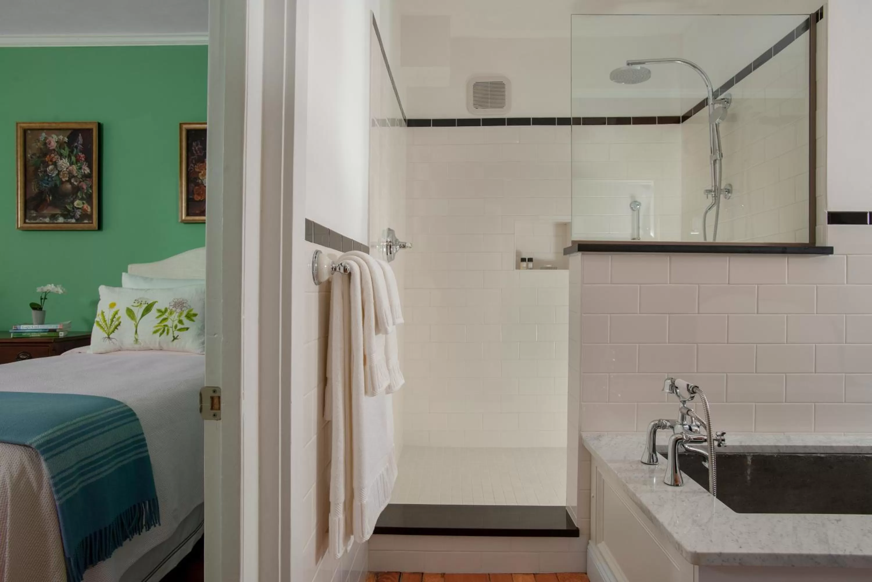 Bathroom, Kitchen/Kitchenette in Village Inn