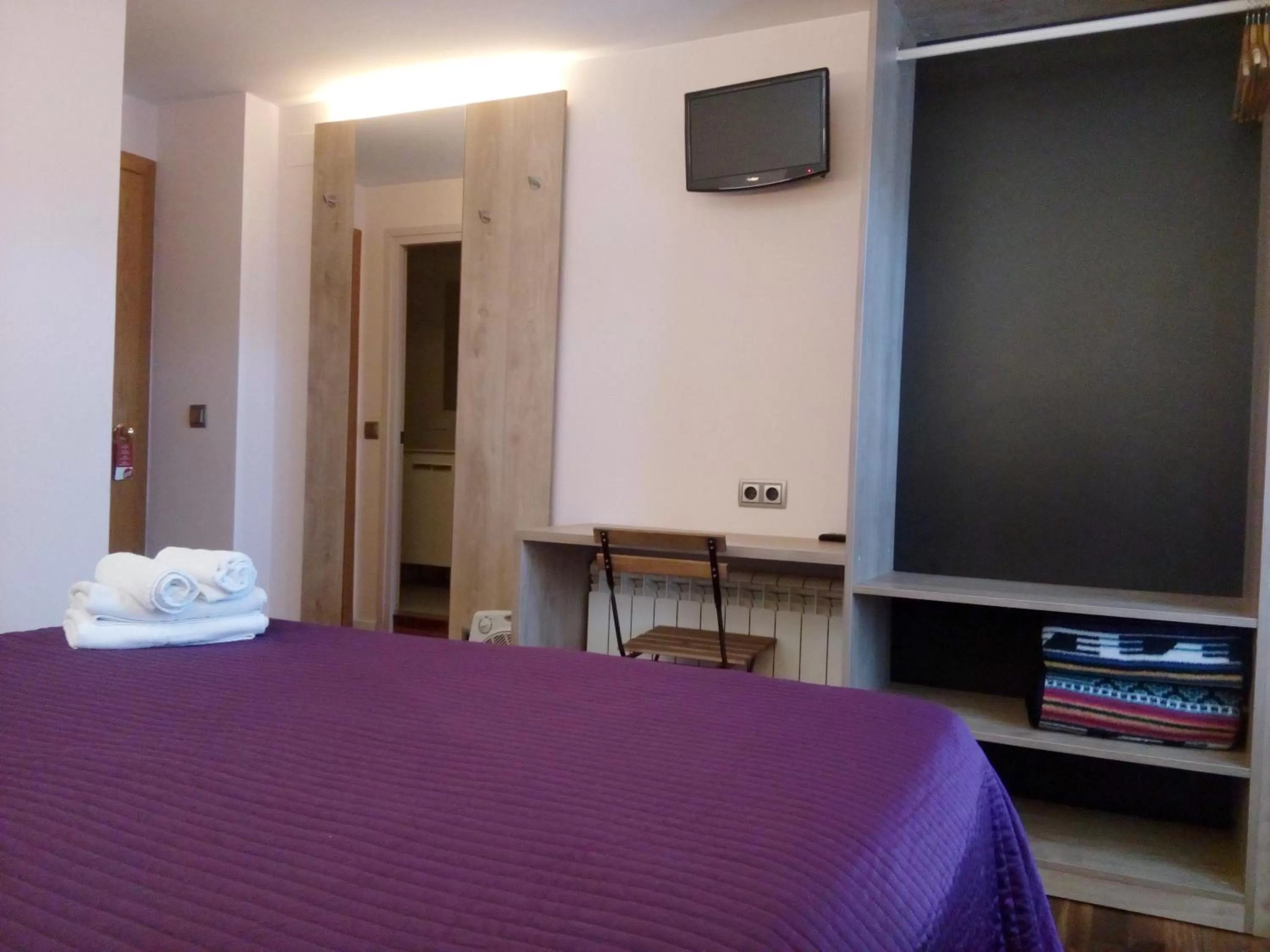 Bed, TV/Entertainment Center in CAN MENCIÓ - Plaça Major