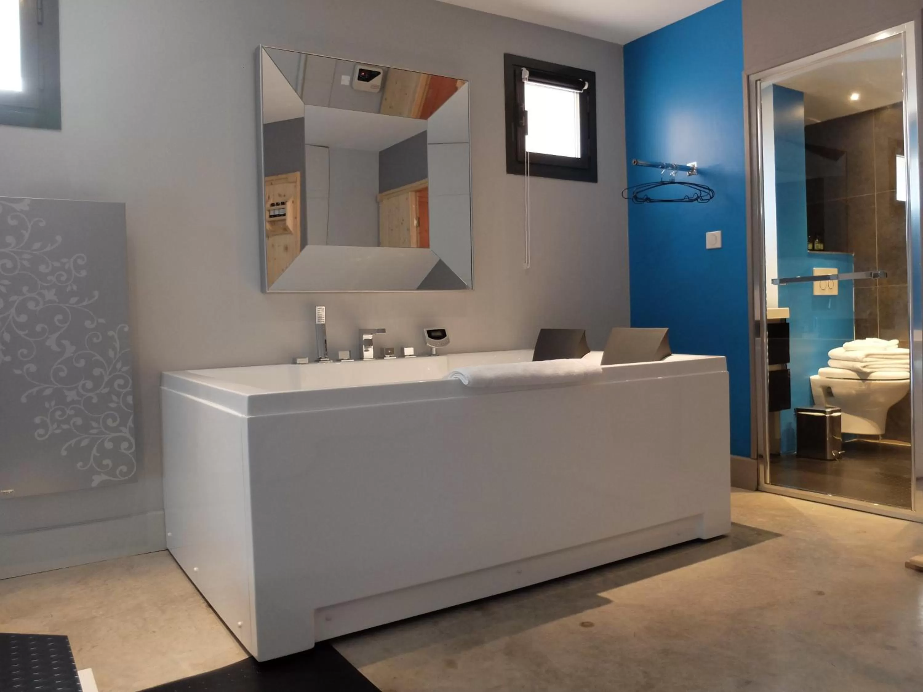 Hot Tub in Be Loft B&B Pool & Spa