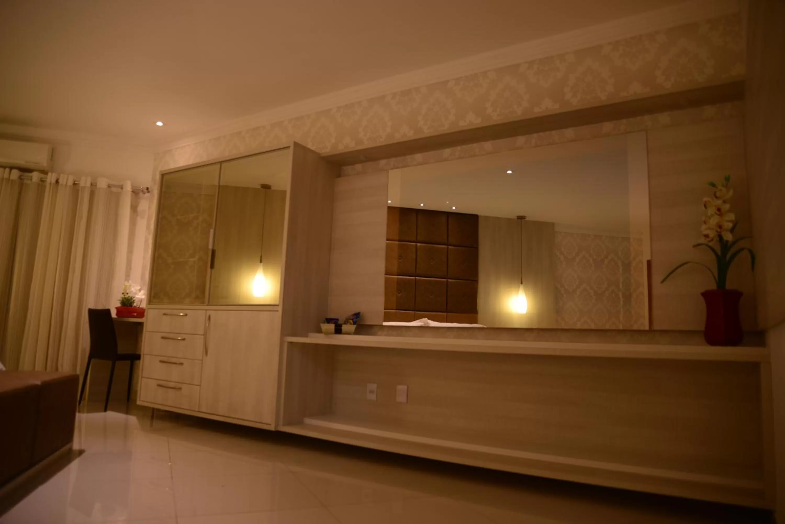 wardrobe in Granterrara Hotel