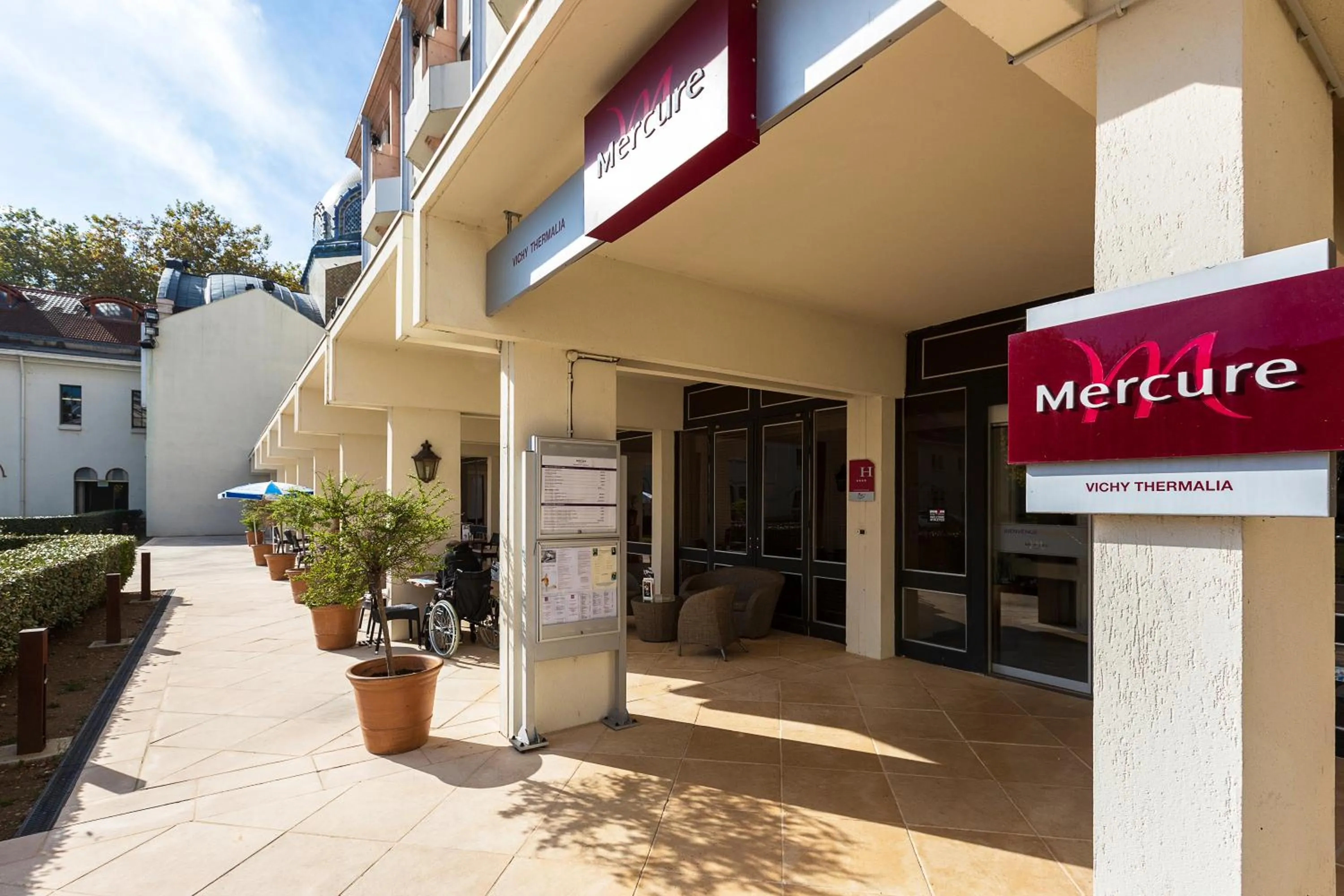 Facade/entrance in Mercure Vichy Thermalia