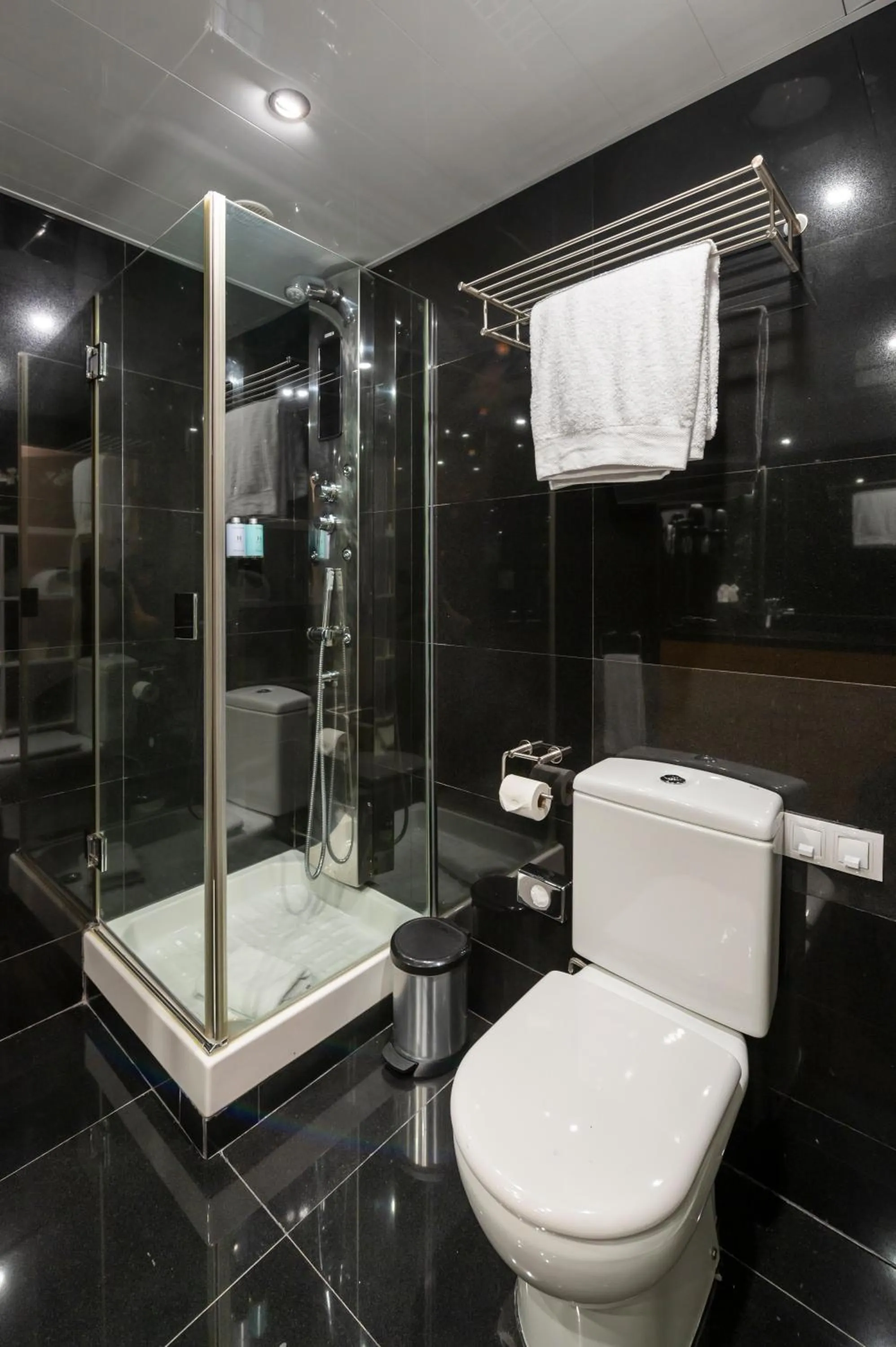 Bathroom in Hesperia Fira