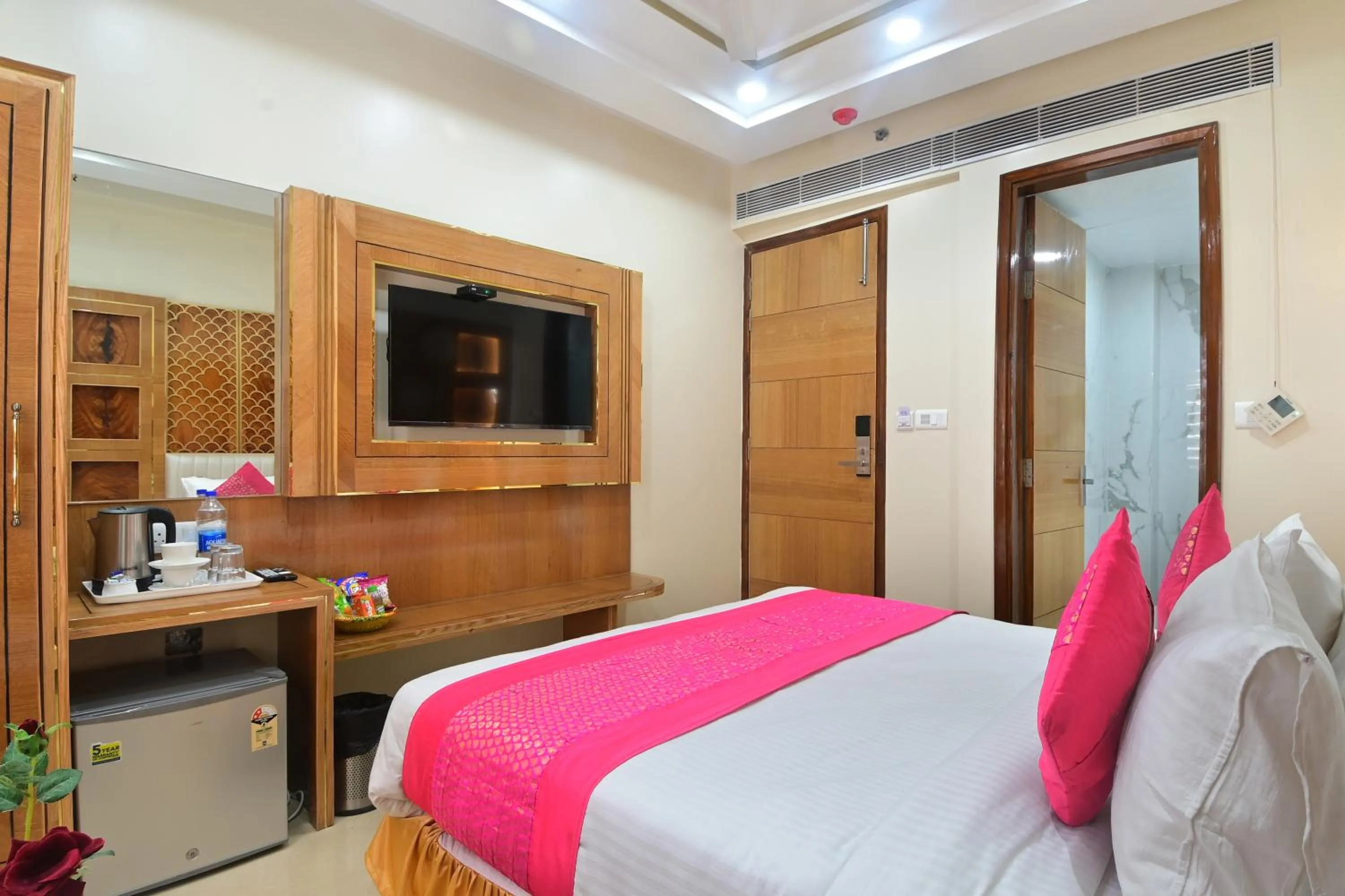Bed in Hotel Gold Palace - 03 Mins Walk From New Delhi Railway Station