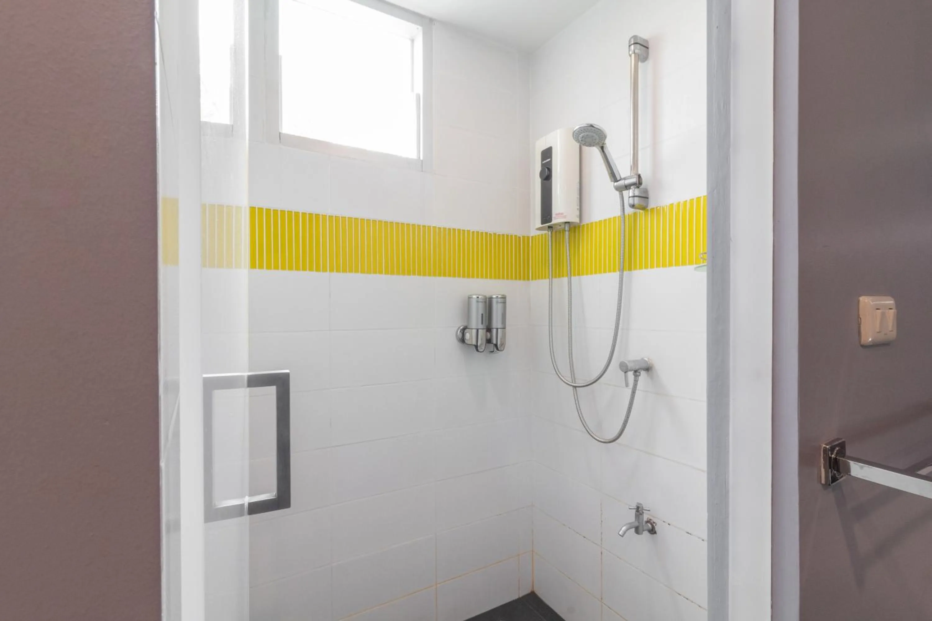 Bathroom in CheQinn Hostel - Sukhumvit 4 Nana Plaza