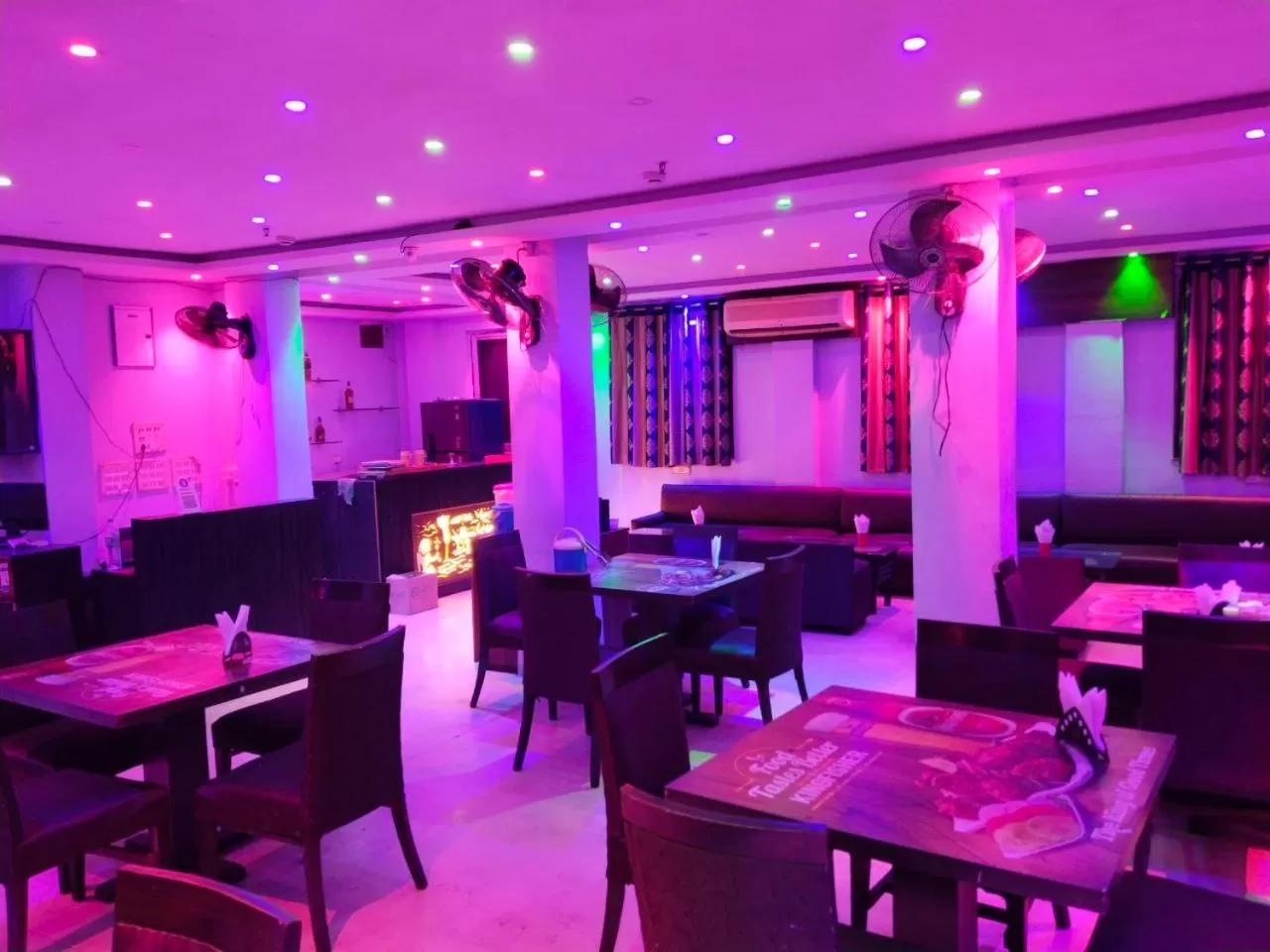 Restaurant/places to eat in Hotel Airlines