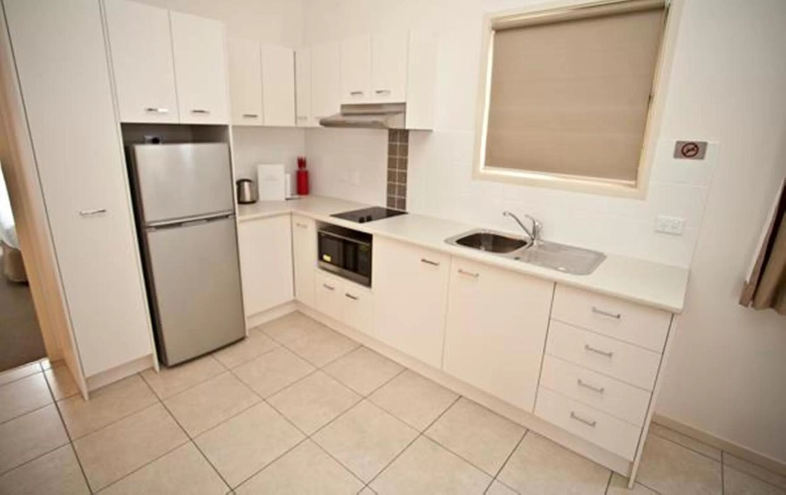 Kitchen or kitchenette in Alivio Tourist Park Canberra