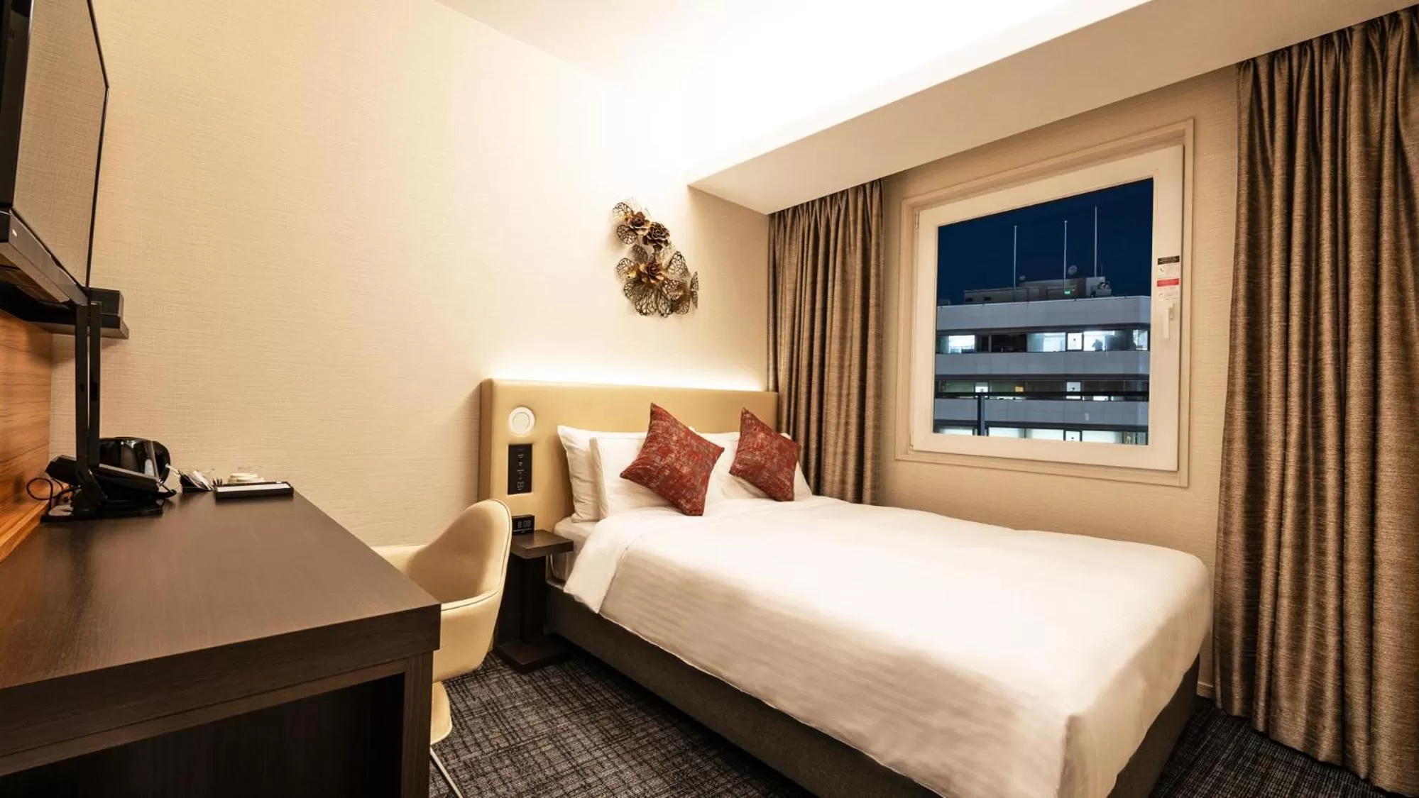 Photo of the whole room, Bed in Premier Hotel -CABIN PRESIDENT- Osaka