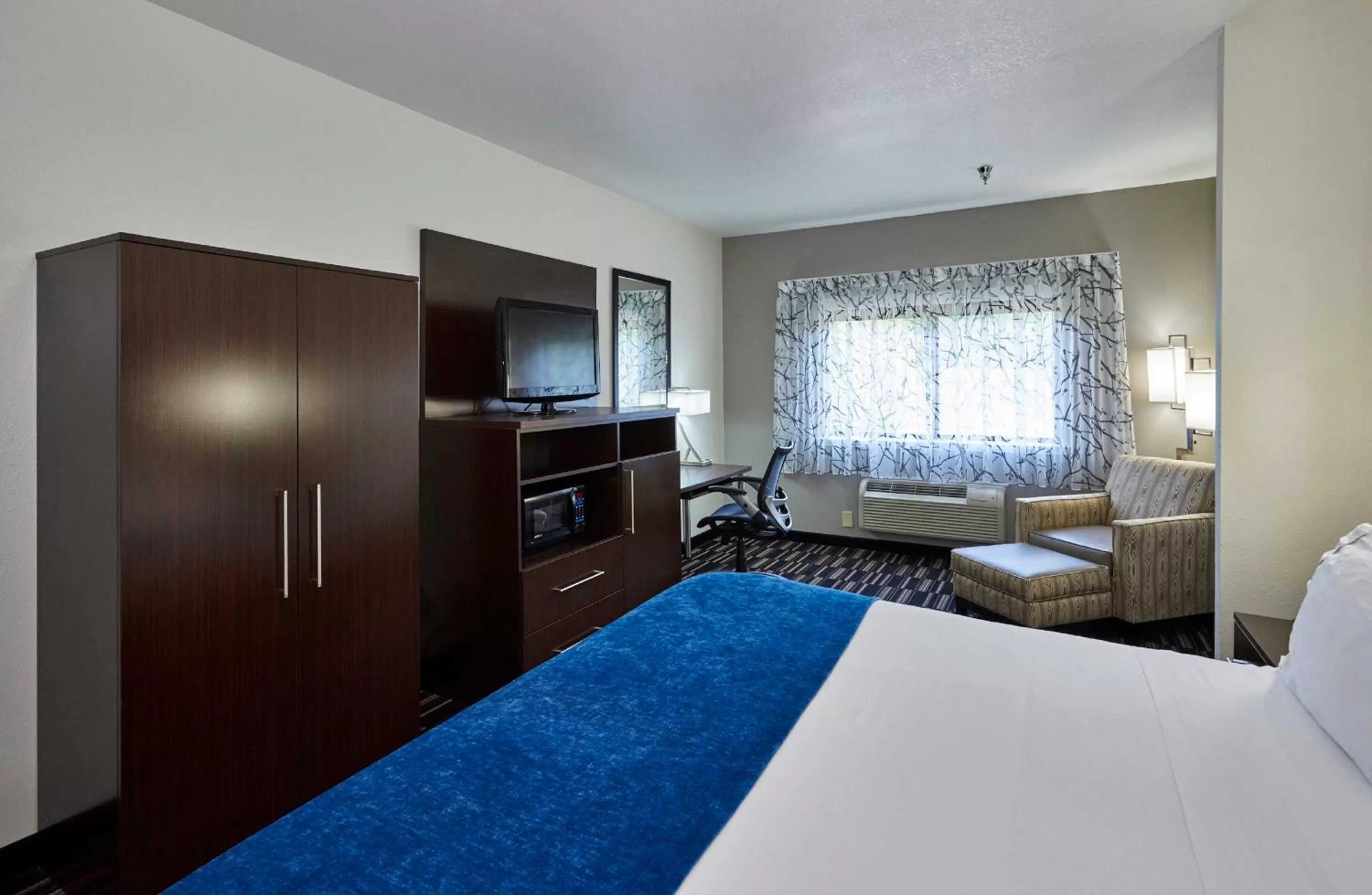 Photo of the whole room, Bed in Holiday Inn Express & Suites Birmingham South - Pelham by IHG