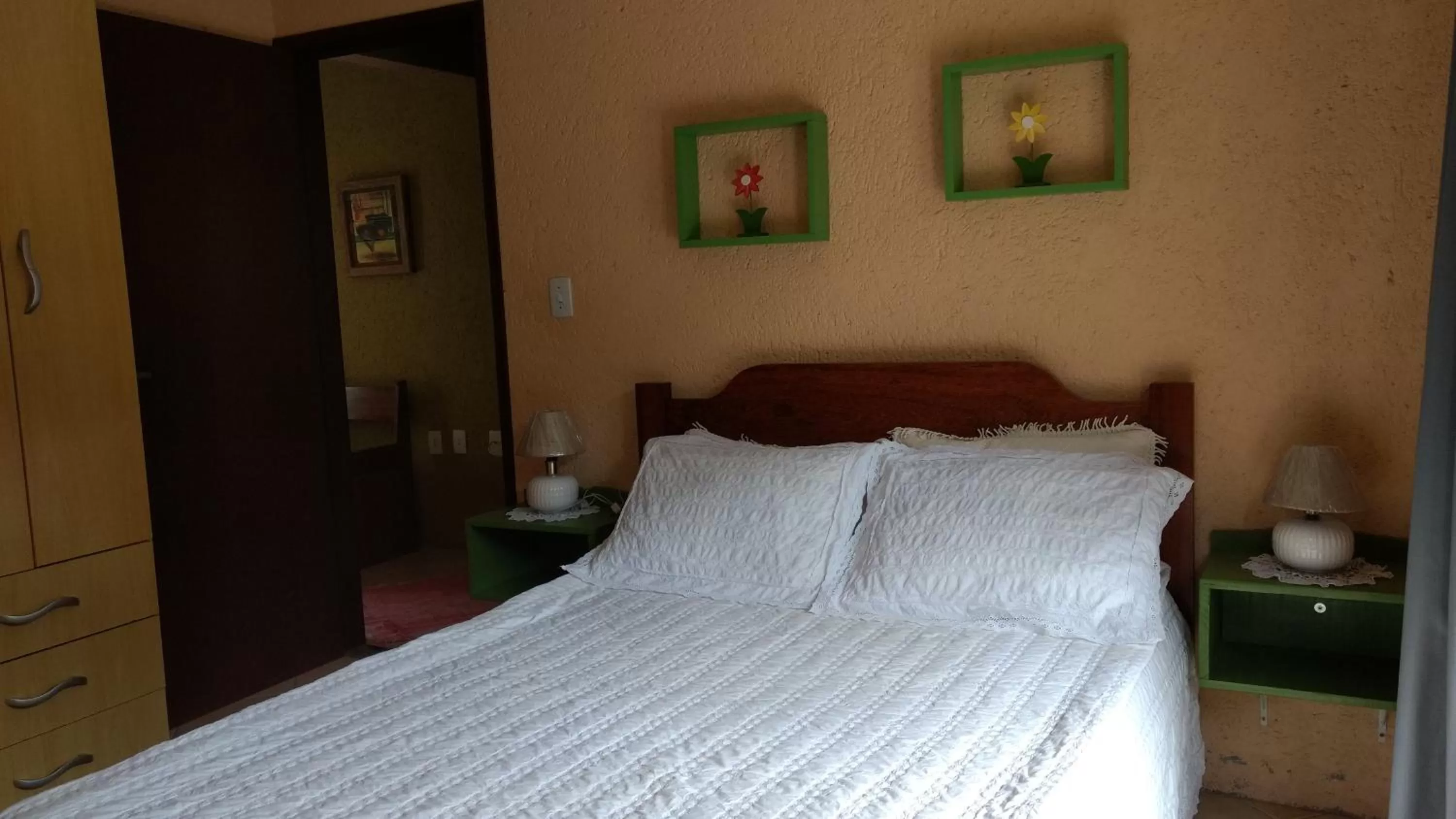 Photo of the whole room, Bed in Pousada Santa Genoveva campeche