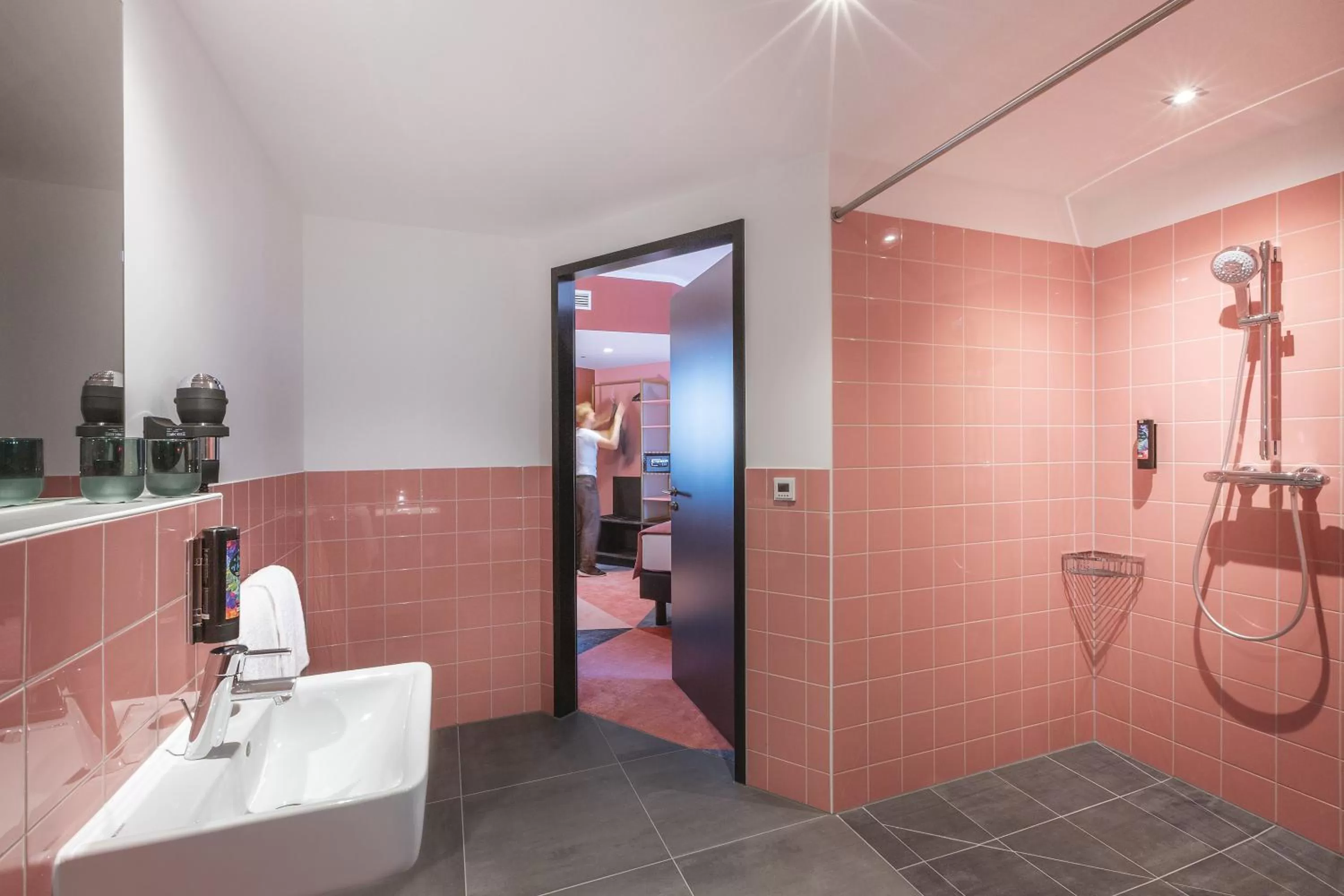 Bathroom in Holiday Inn - the niu, Loco Munich North by IHG