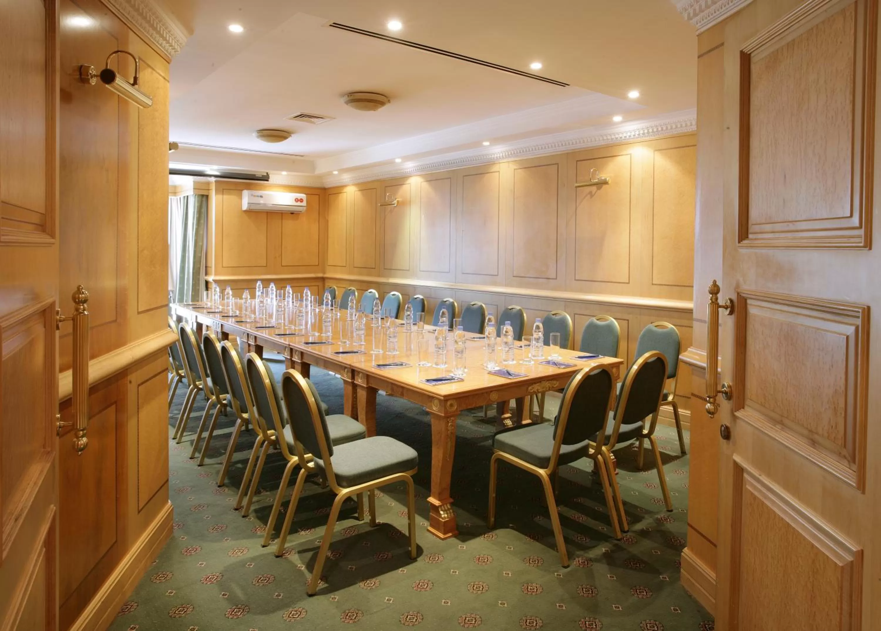 Business facilities in Chelsea Plaza Hotel