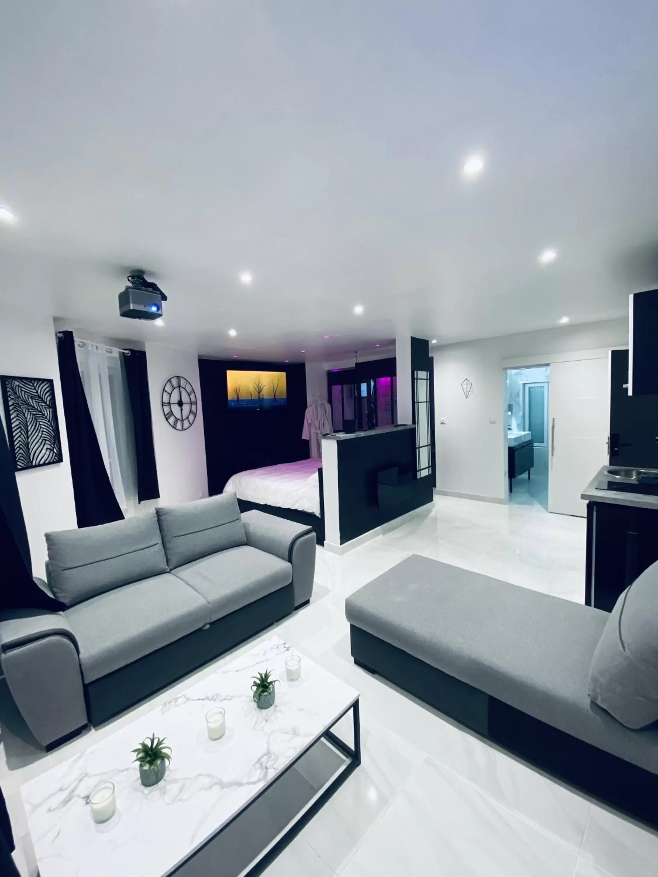 Communal lounge/ TV room in Lh Rooms Location