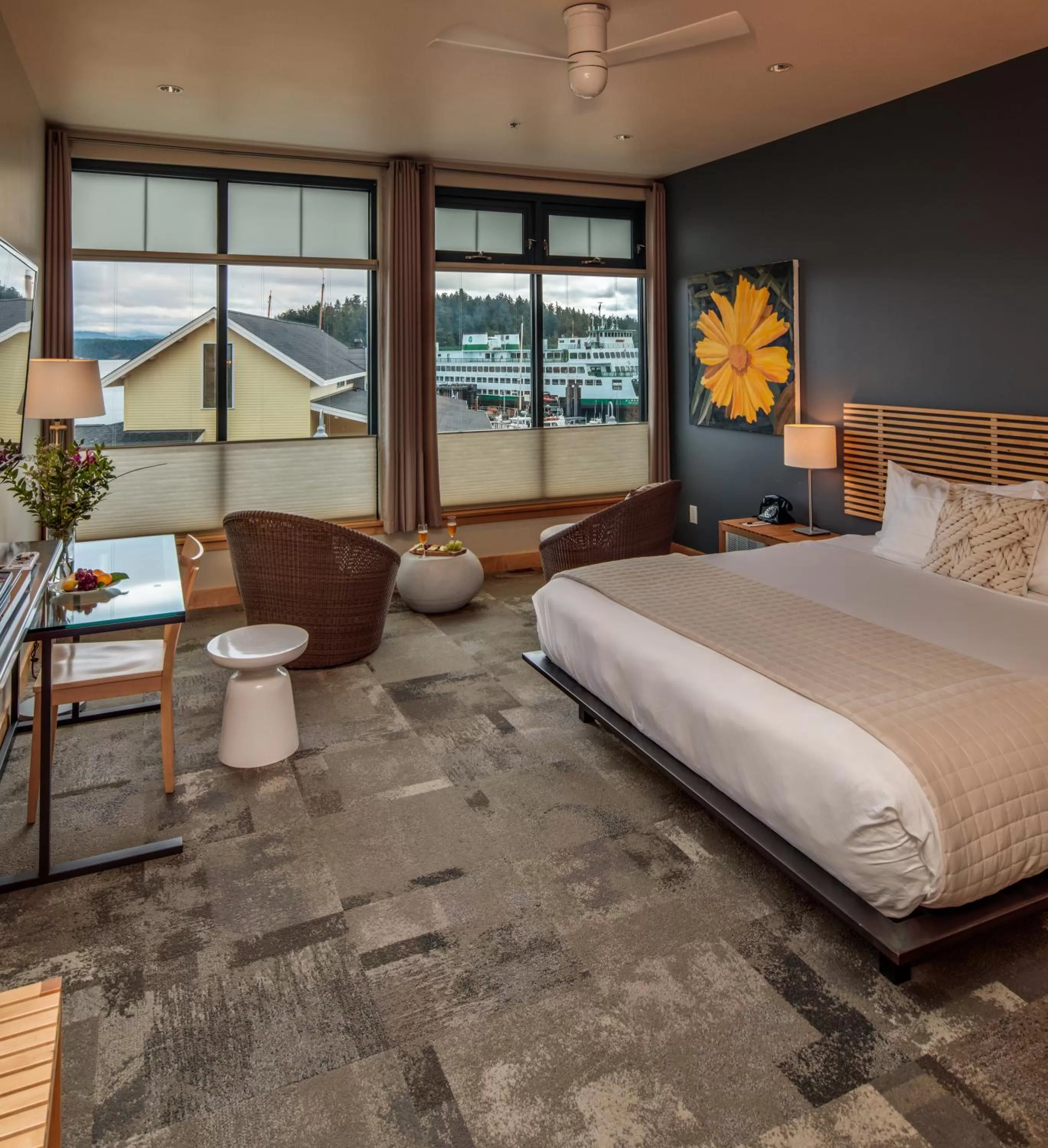 Landmark view in Island Inn at 123 West