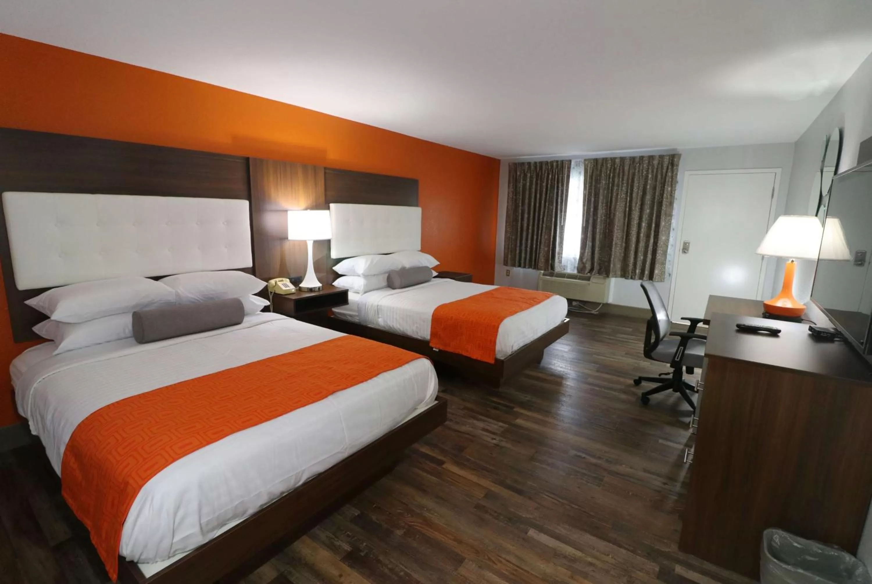 Photo of the whole room, Bed in Howard Johnson by Wyndham Downtown Gatlinburg