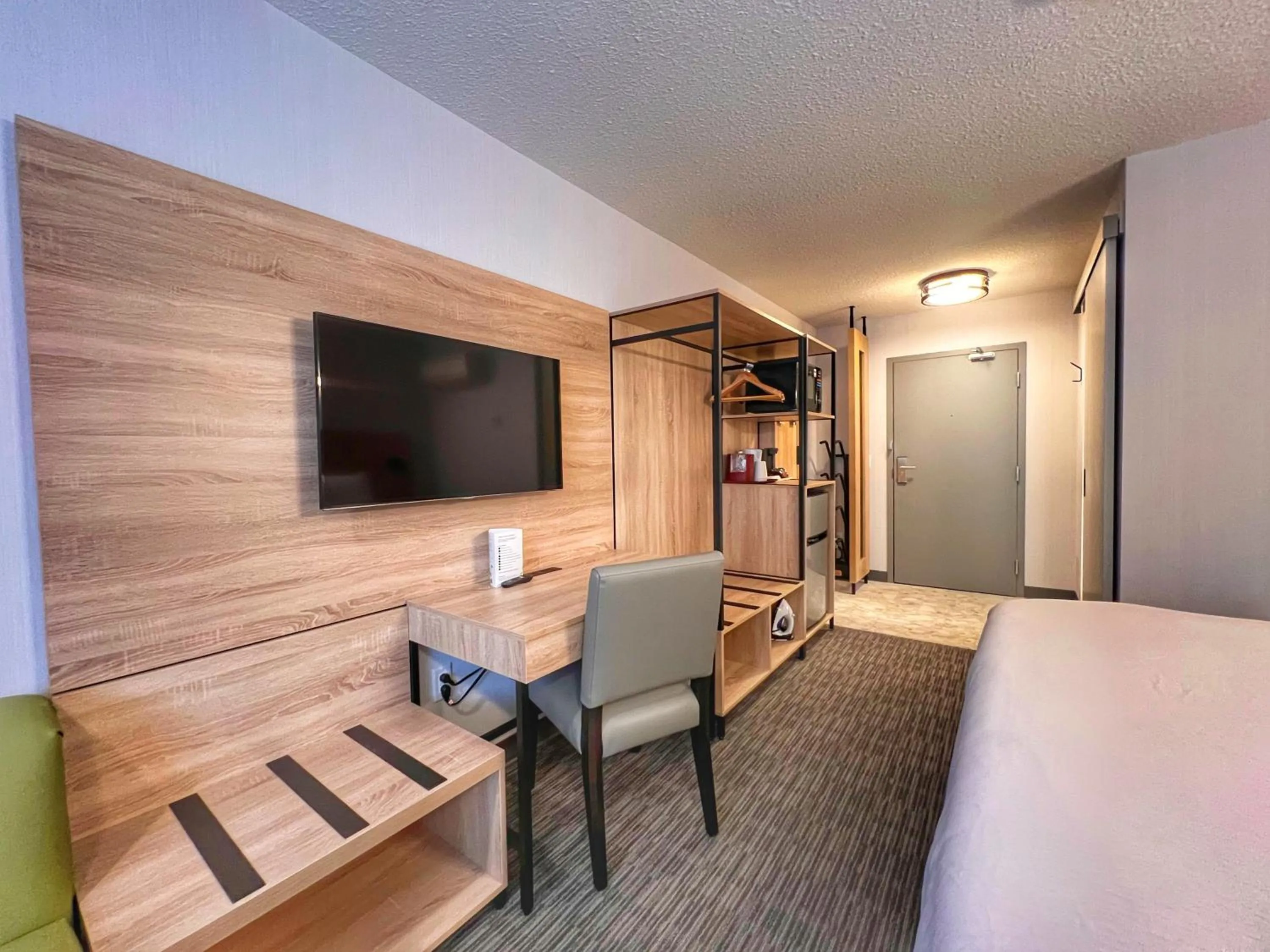 TV and multimedia, Bed in Mountaineer Lodge