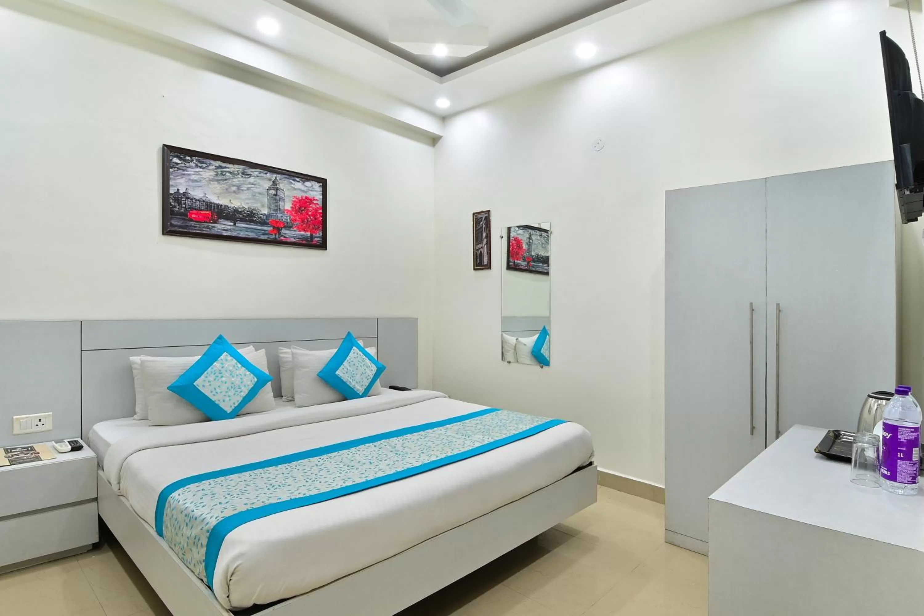 Photo of the whole room, Bed in The Vertigo